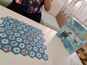 Zdjęcie przedstawia planszówkę pt"Hej, to moja ryba!"