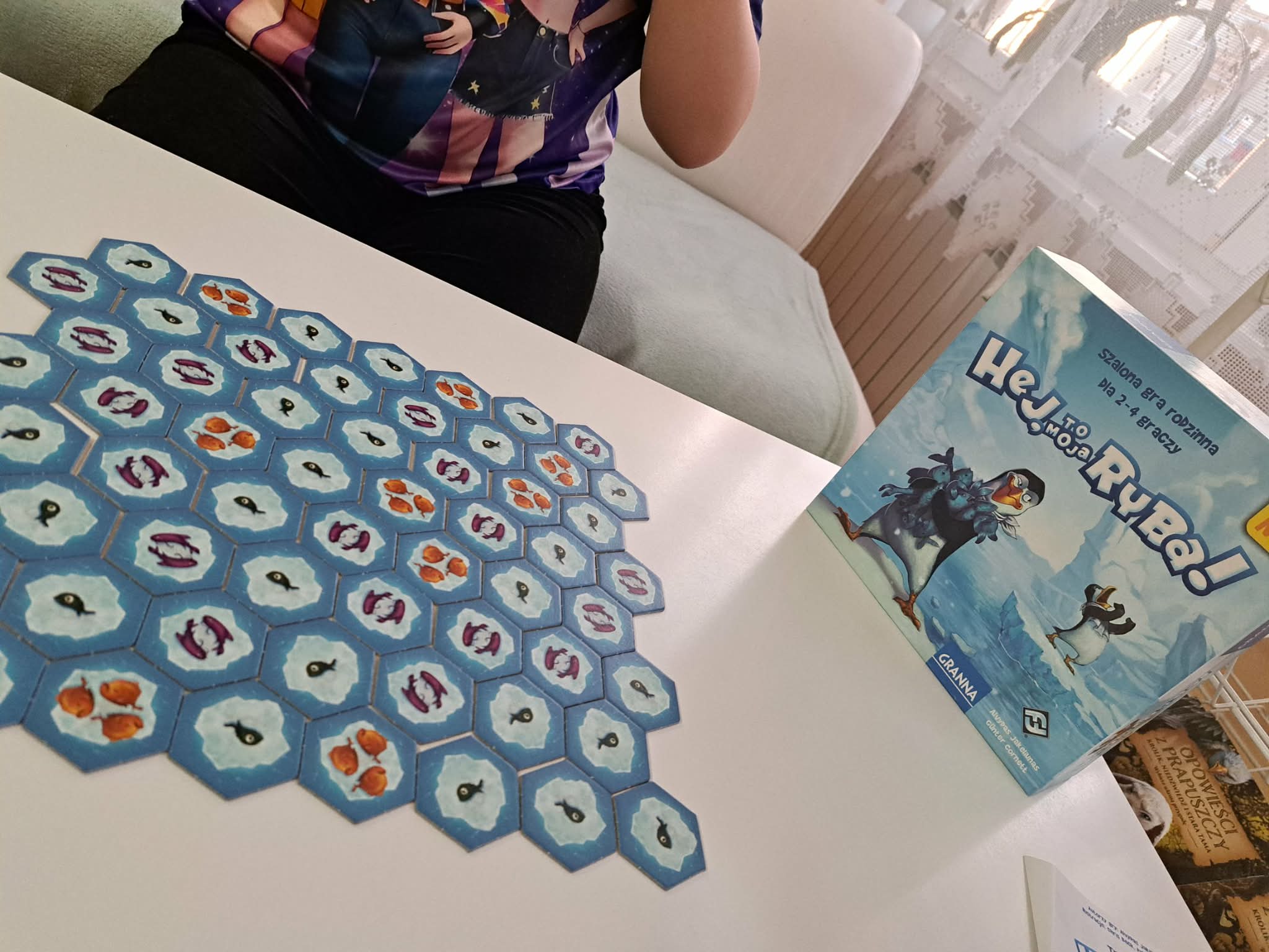 Zdjęcie przedstawia planszówkę pt"Hej, to moja ryba!"