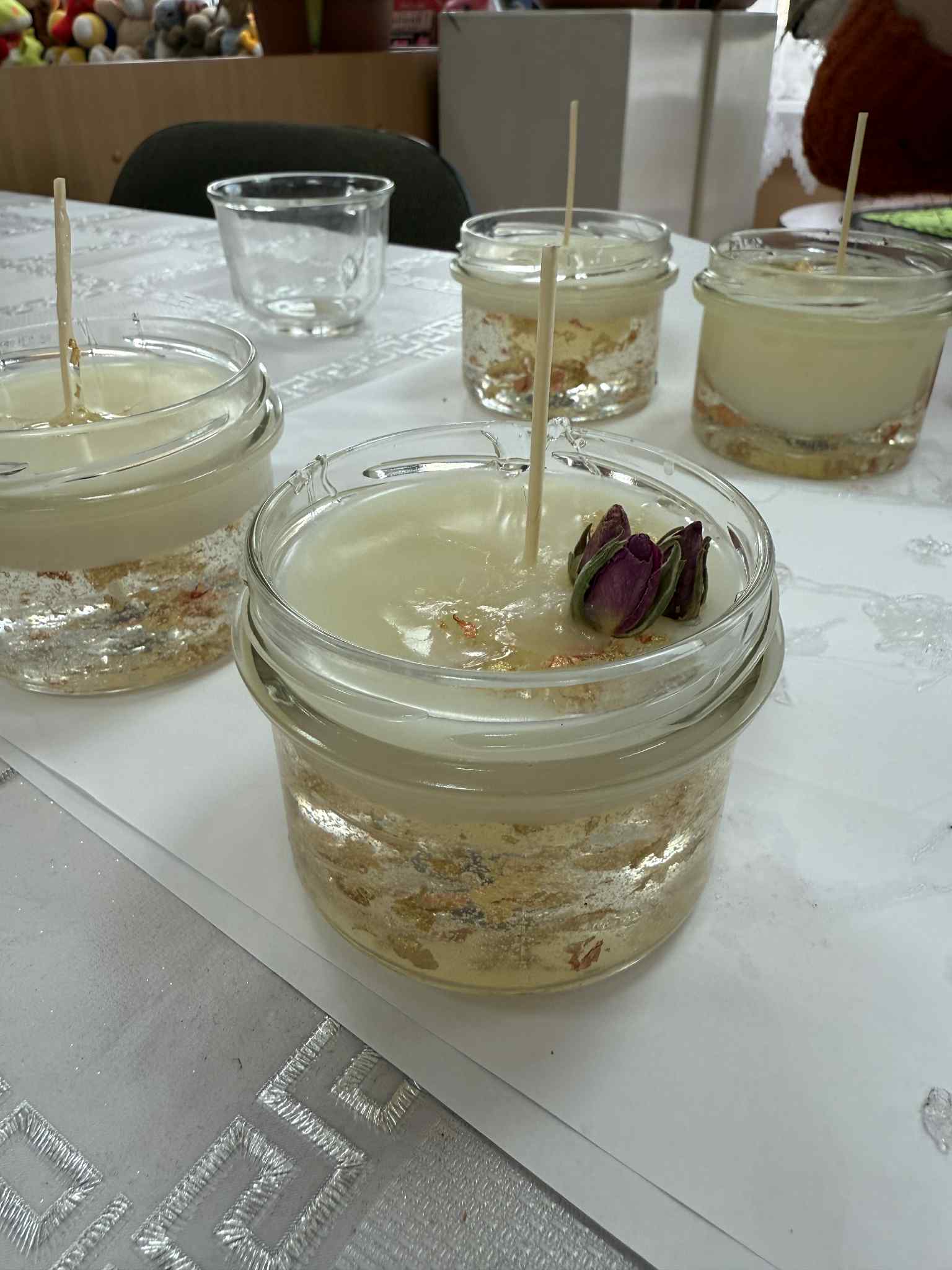 Stygnący wosk sojowy w białym kolorze w słoiczkach.