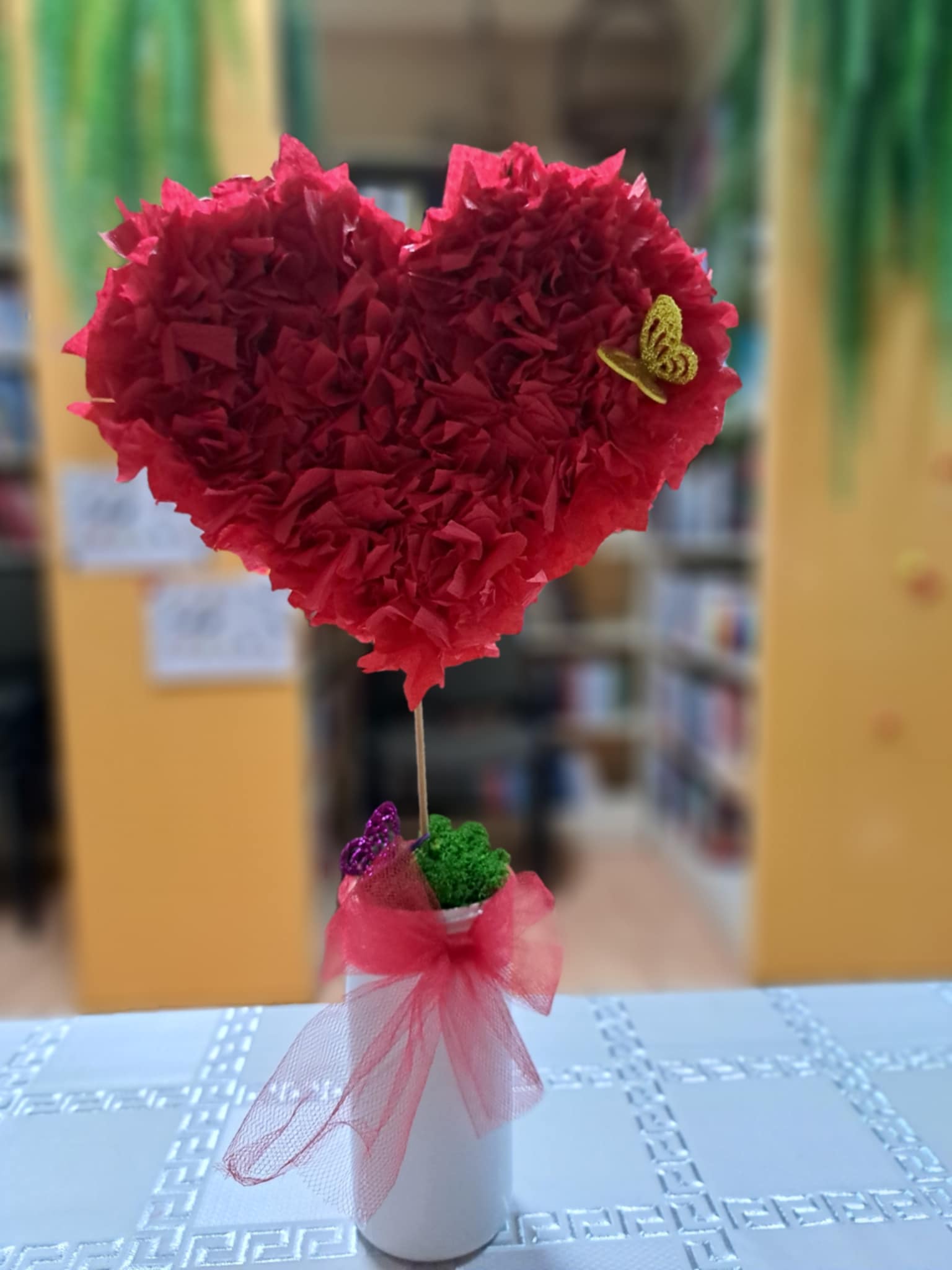 Czerwone serduszko ozdobione paseczkami bibuły.