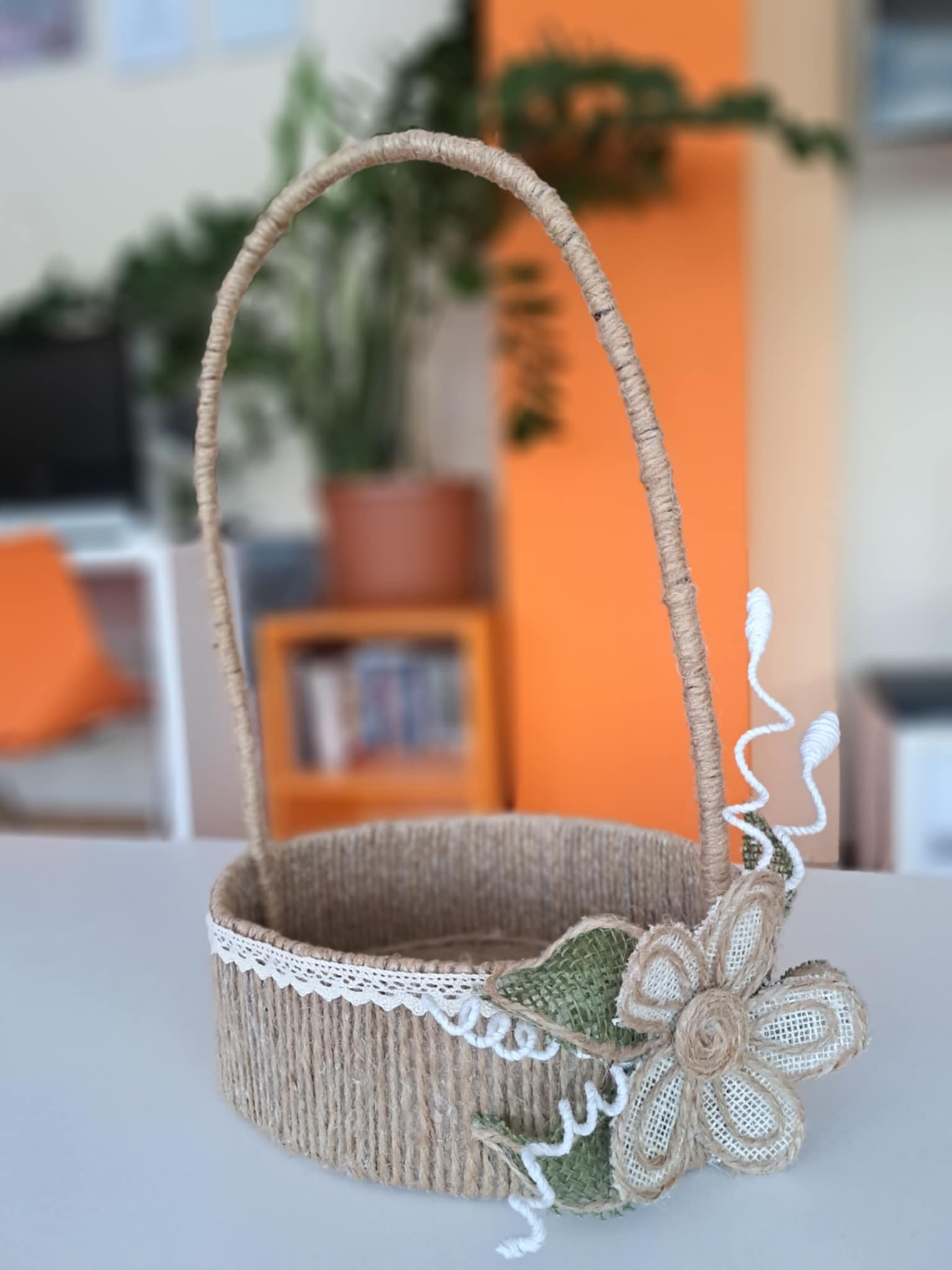 Koszyczek ze sznurka.