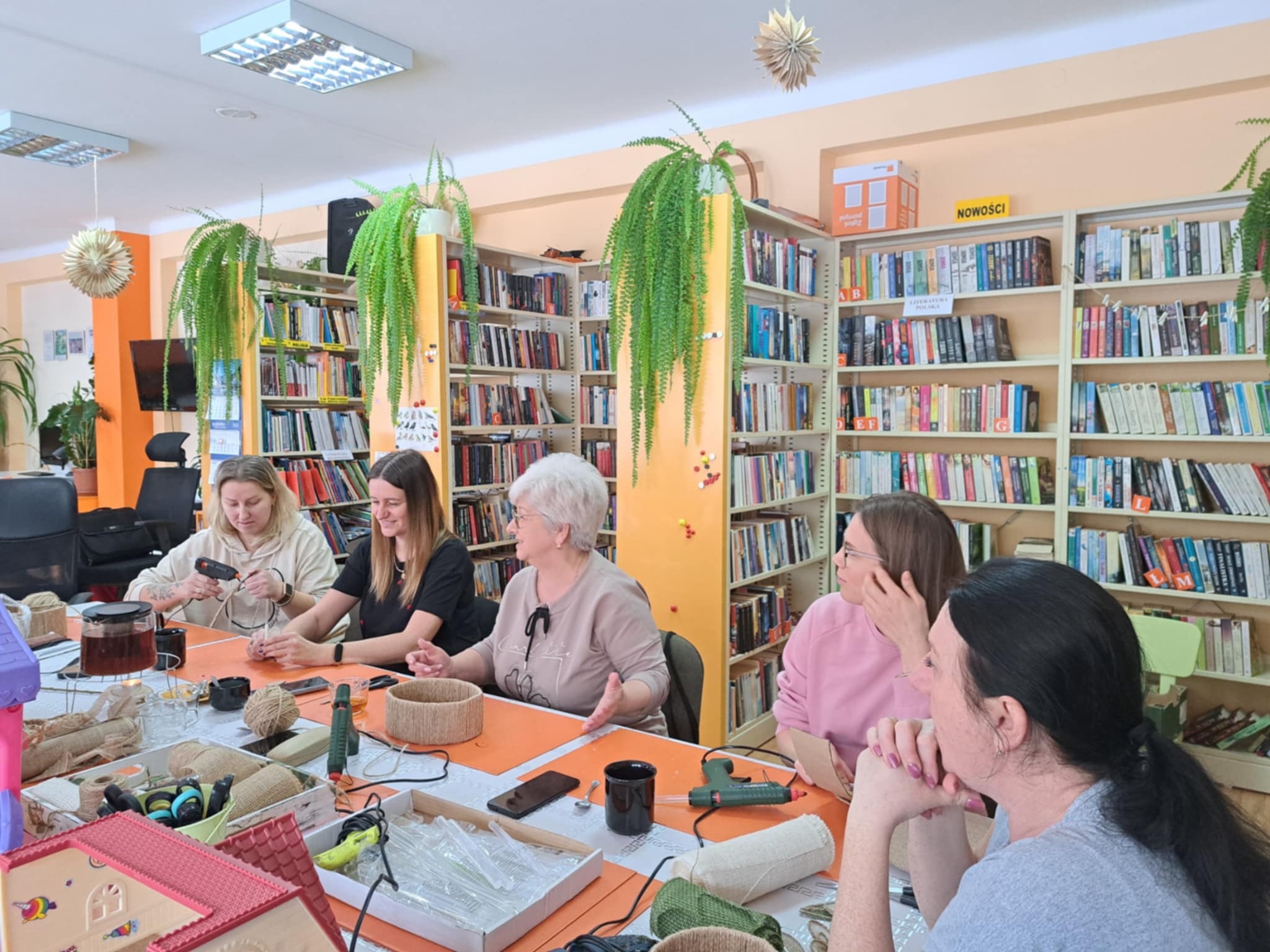 Warsztaty tworzenia koszyczka ze sznurka.