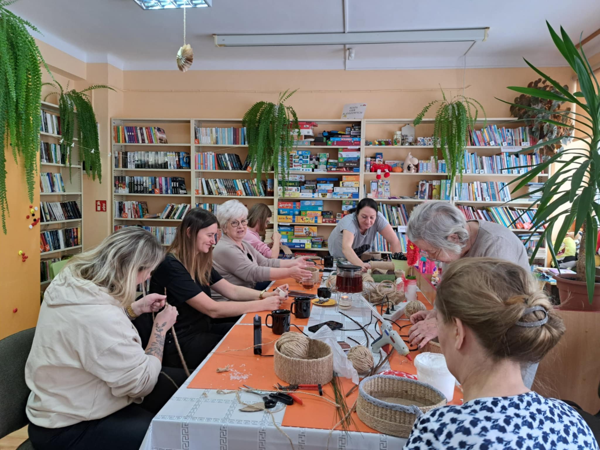 Warsztaty tworzenia koszyczków ze sznurka.