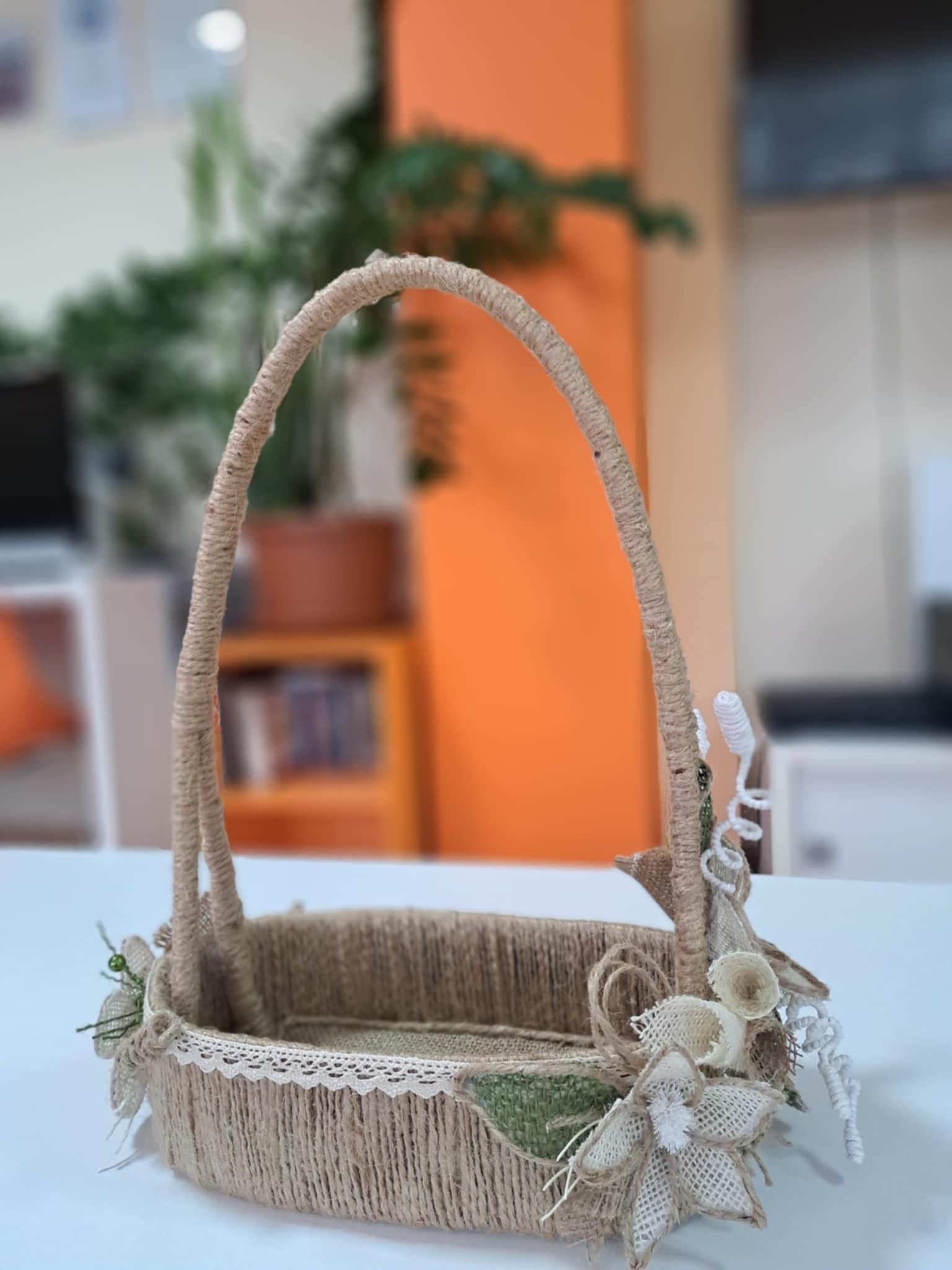 Koszyczek z ucheb wykonany z jutowego sznurka i juty.