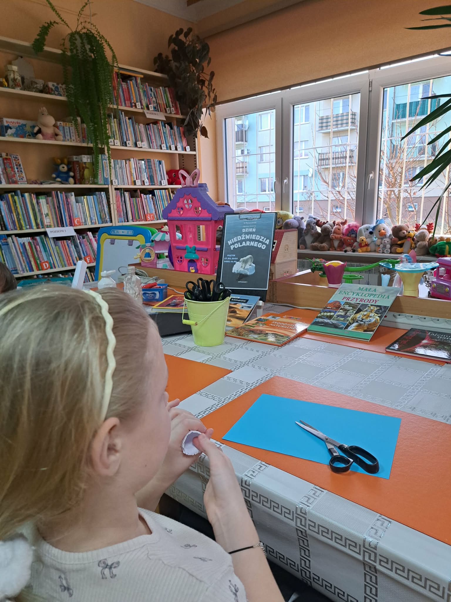 Dziewczynka wykonująca prace plastyczne.