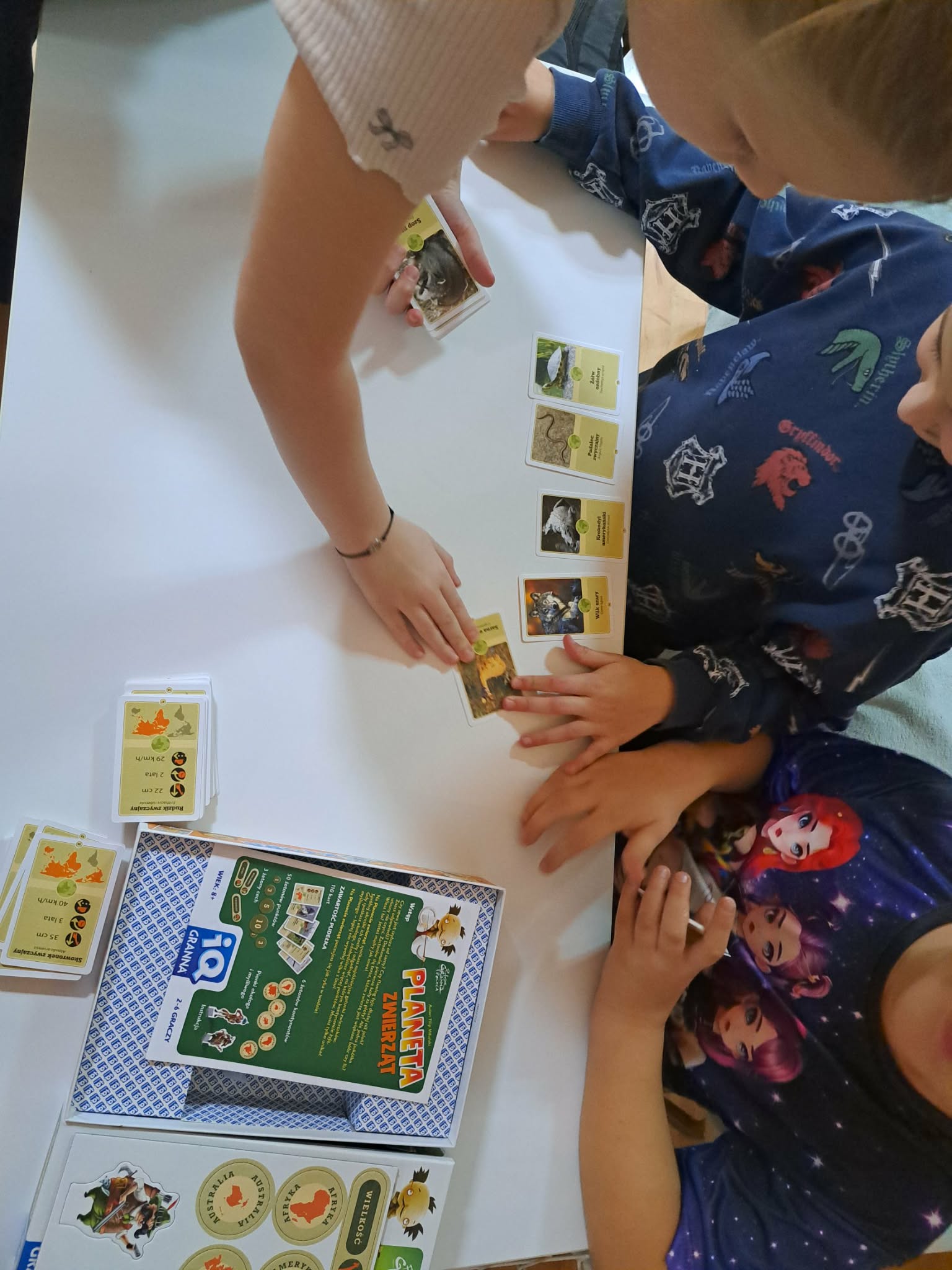 Dzieci grające w planszówki.