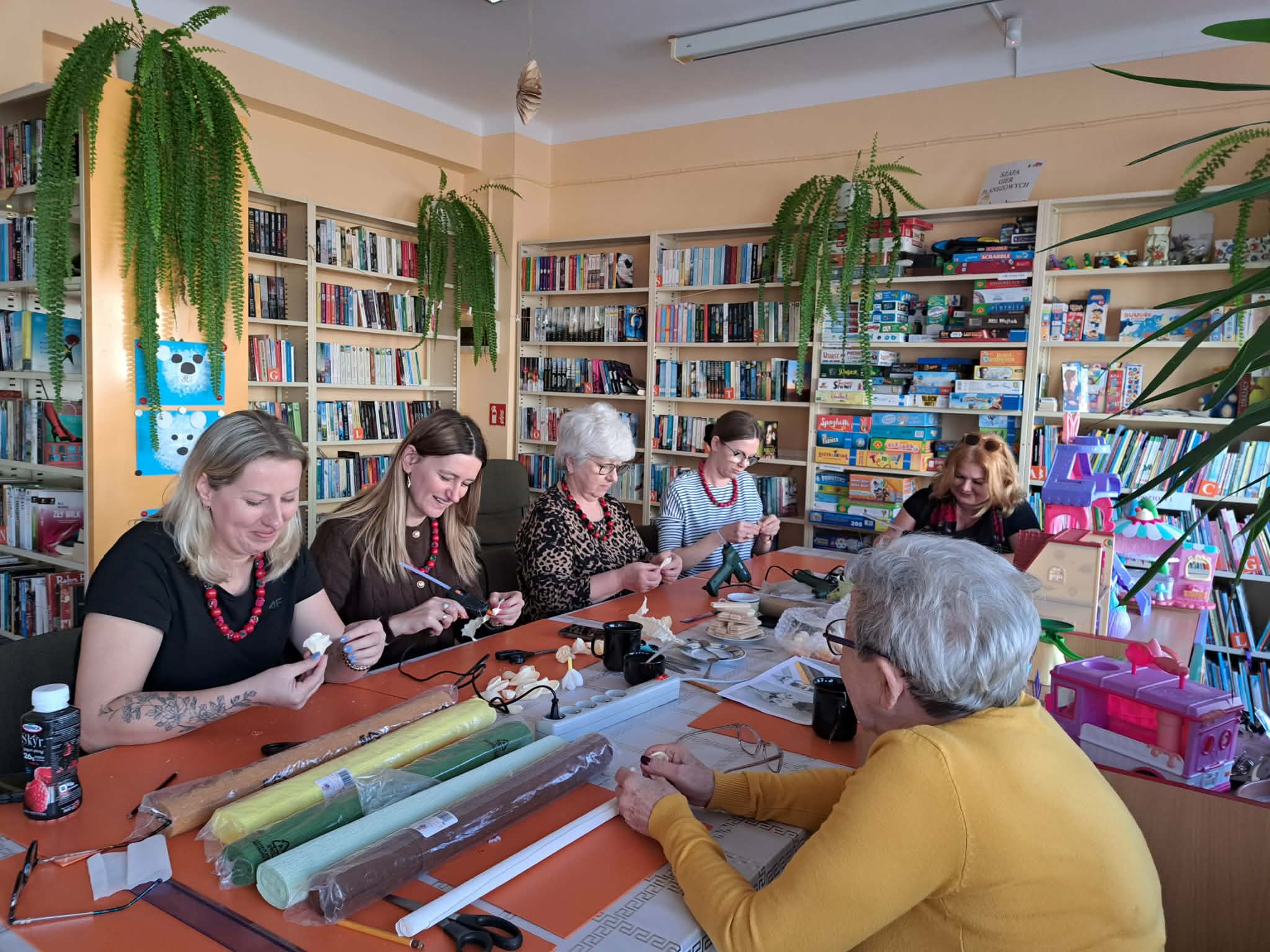 Kobiety tworzące palmy wielkanocne.