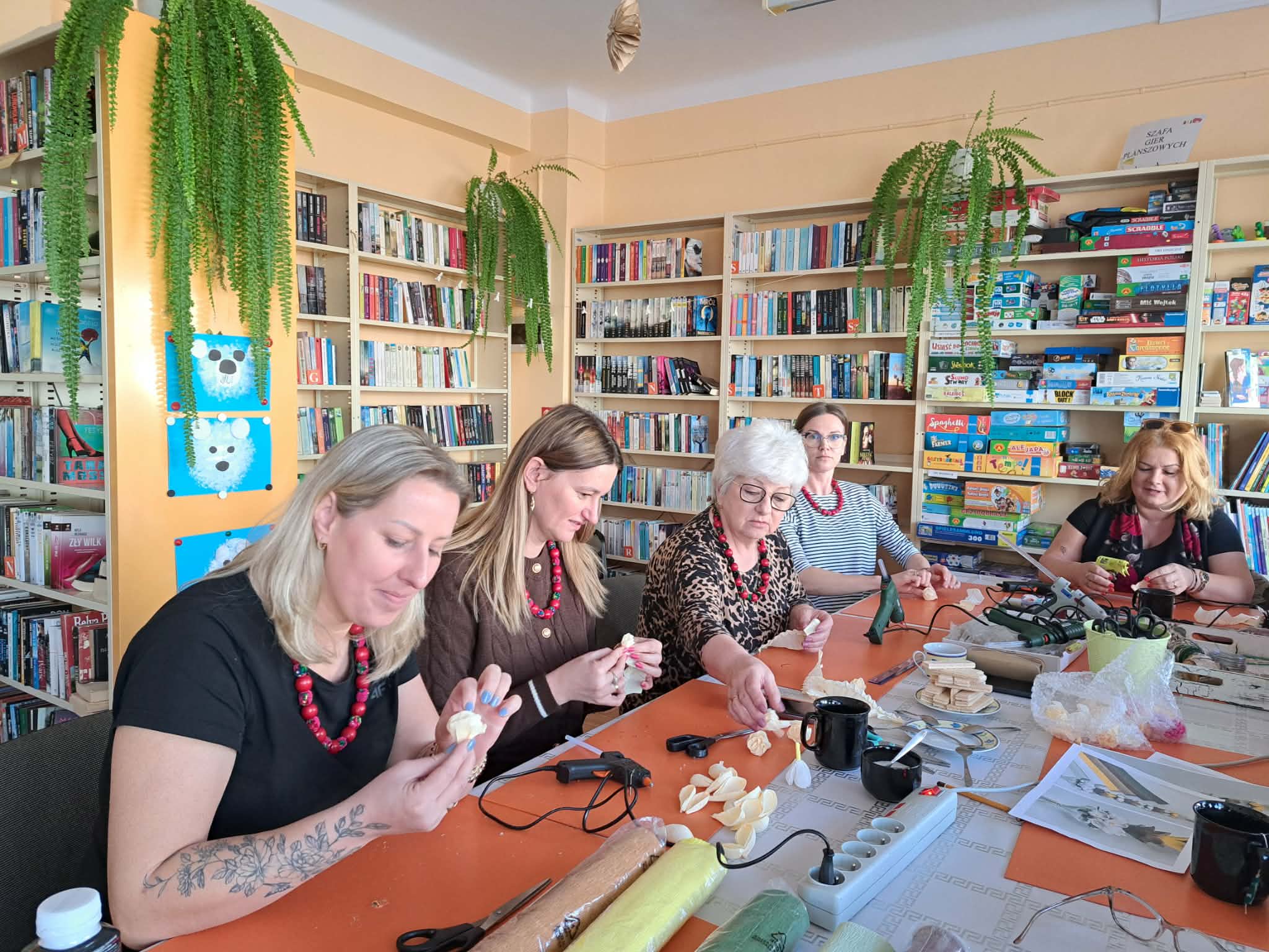 Kobiety tworzące palmy wielkanocne.