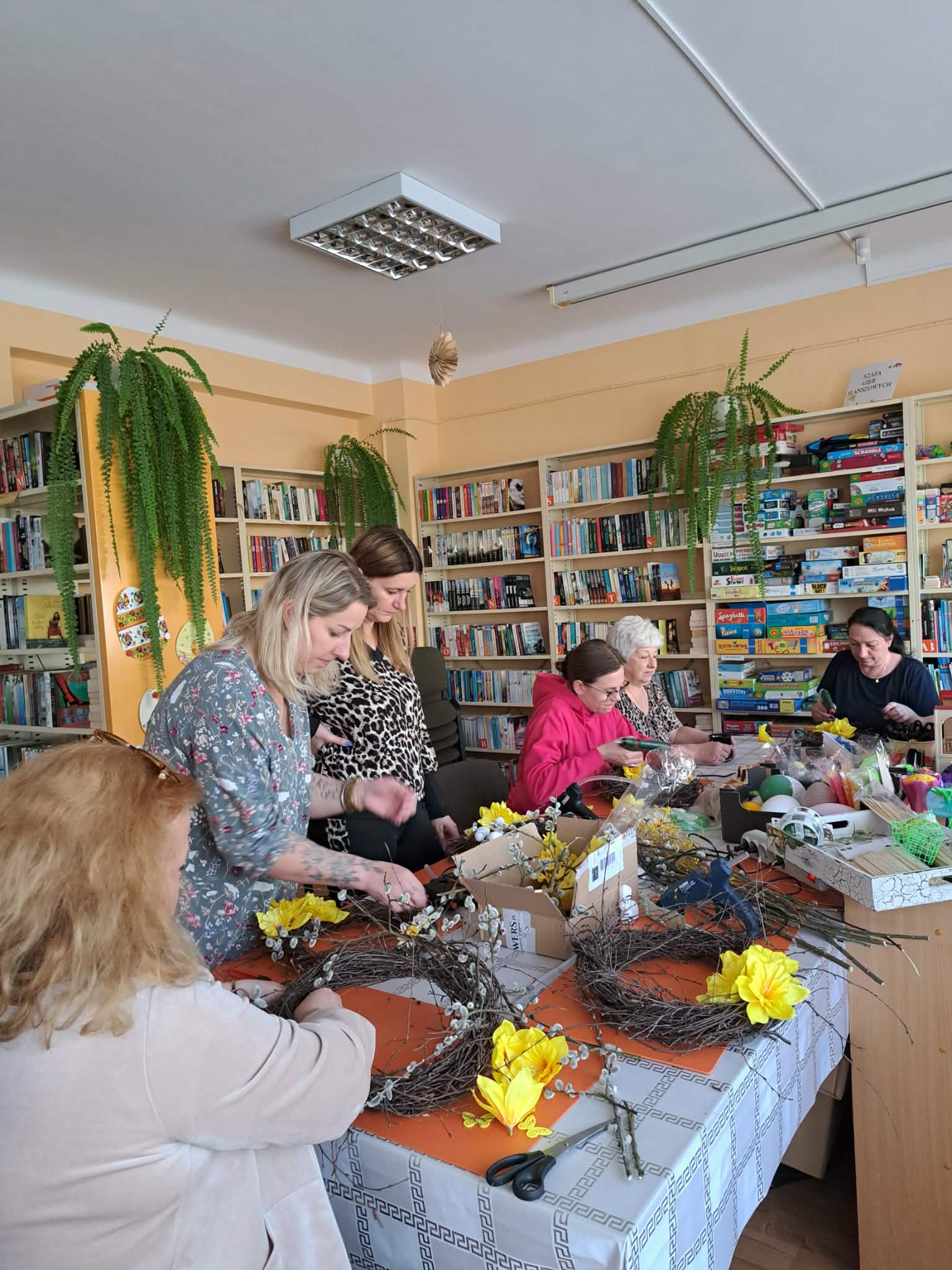 Warsztaty wielkanocne tworzenia wianków.