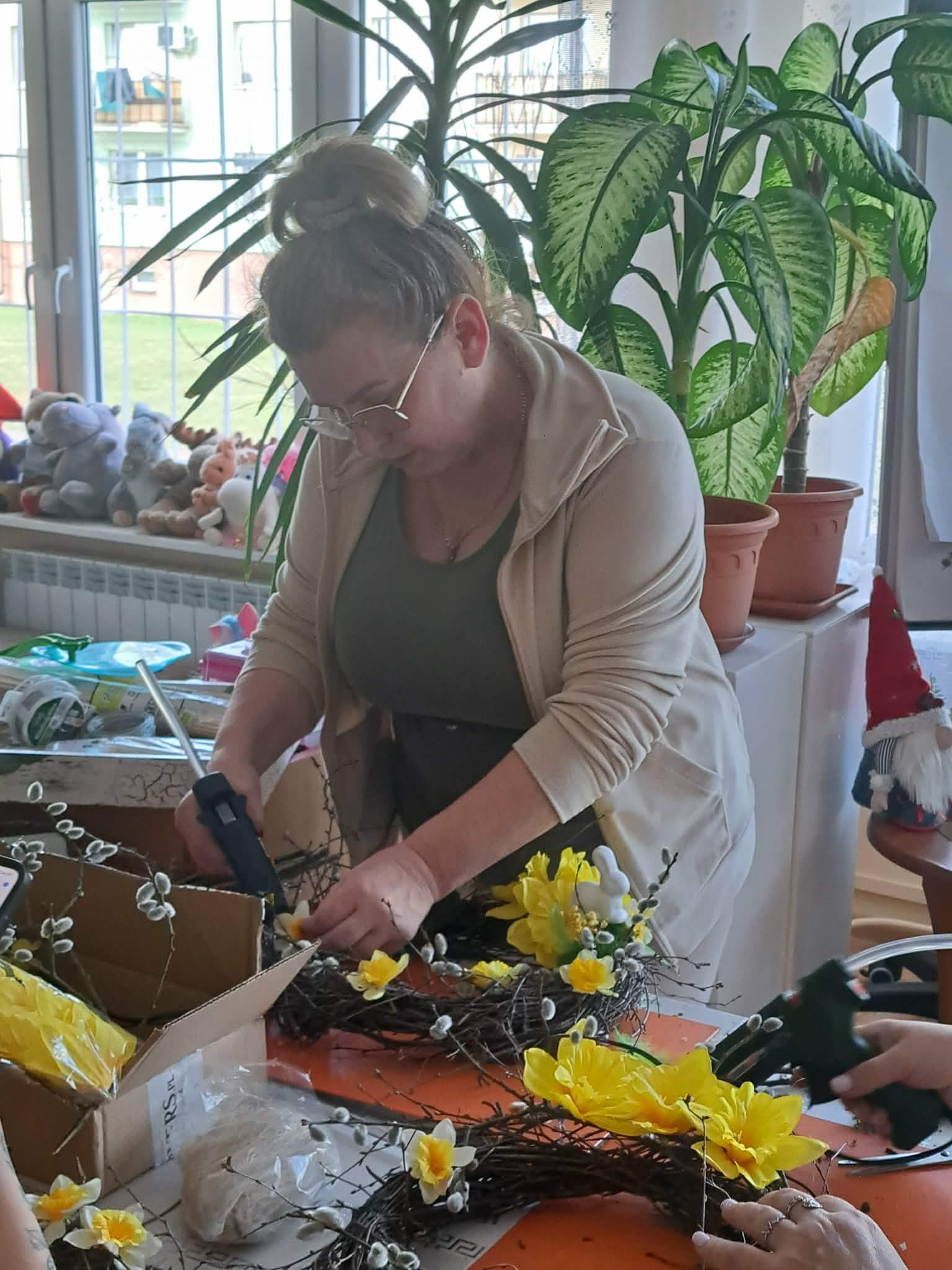 Warsztaty wielkanocne tworzenia wianków.