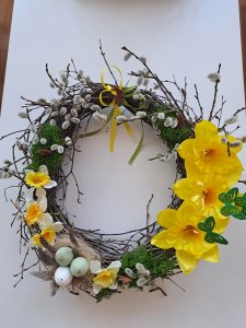 Zdjęcie przedstawia wianek wielkanocny zrobiony z witek brzozowych i ozdób.