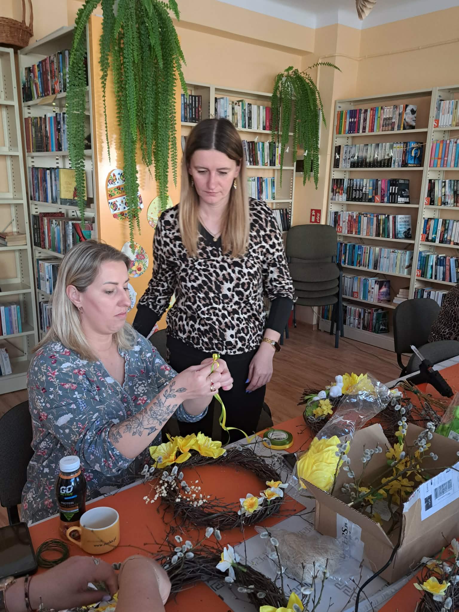 Warsztaty wielkanocne tworzenia wianków.