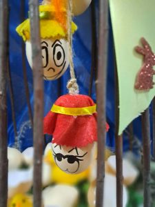 Zdjęcie przedstawia wydmuszki ozdobione, z naklejonymi kapelusikami.