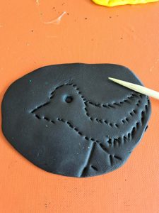 Na zdjęciu wizerunek ptaka wyciśnięty w modelinie