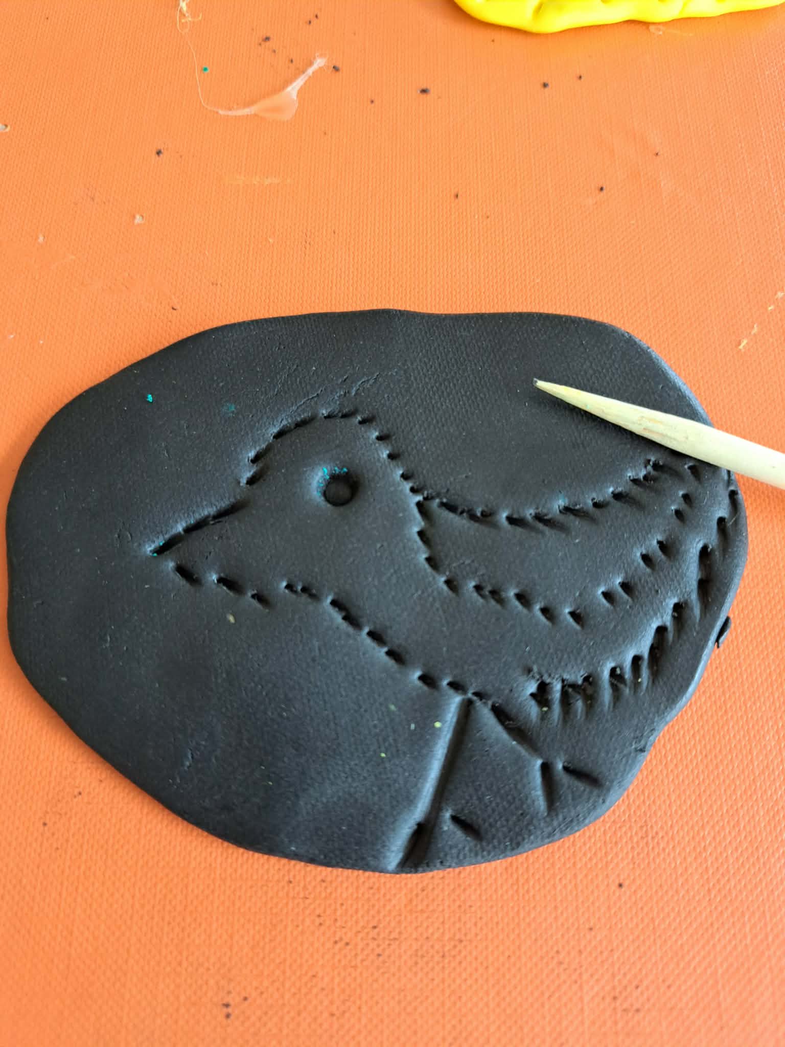 Na zdjęciu wizerunek ptaka wyciśnięty w modelinie