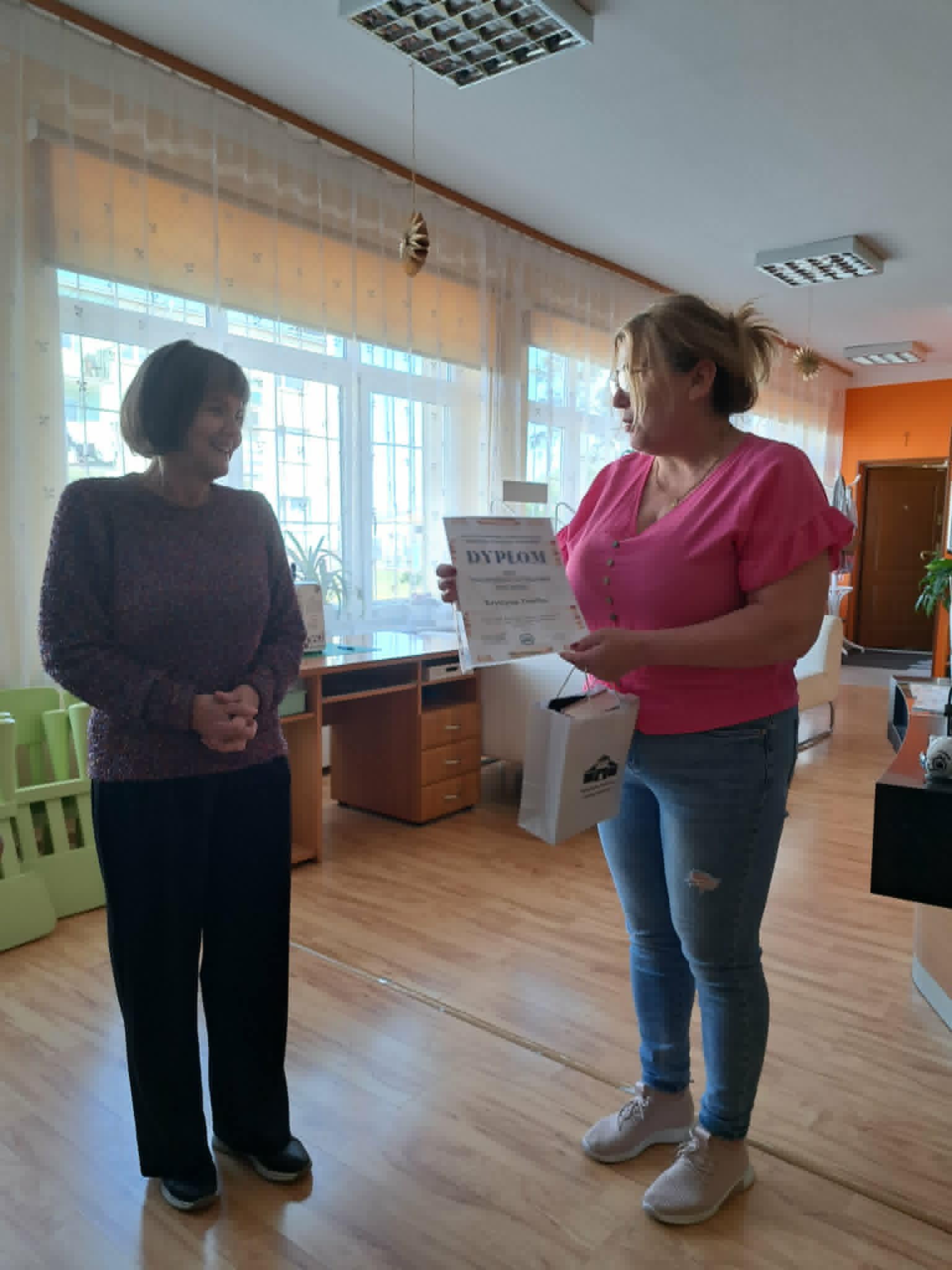 Kobieta trzymająca nagrodę