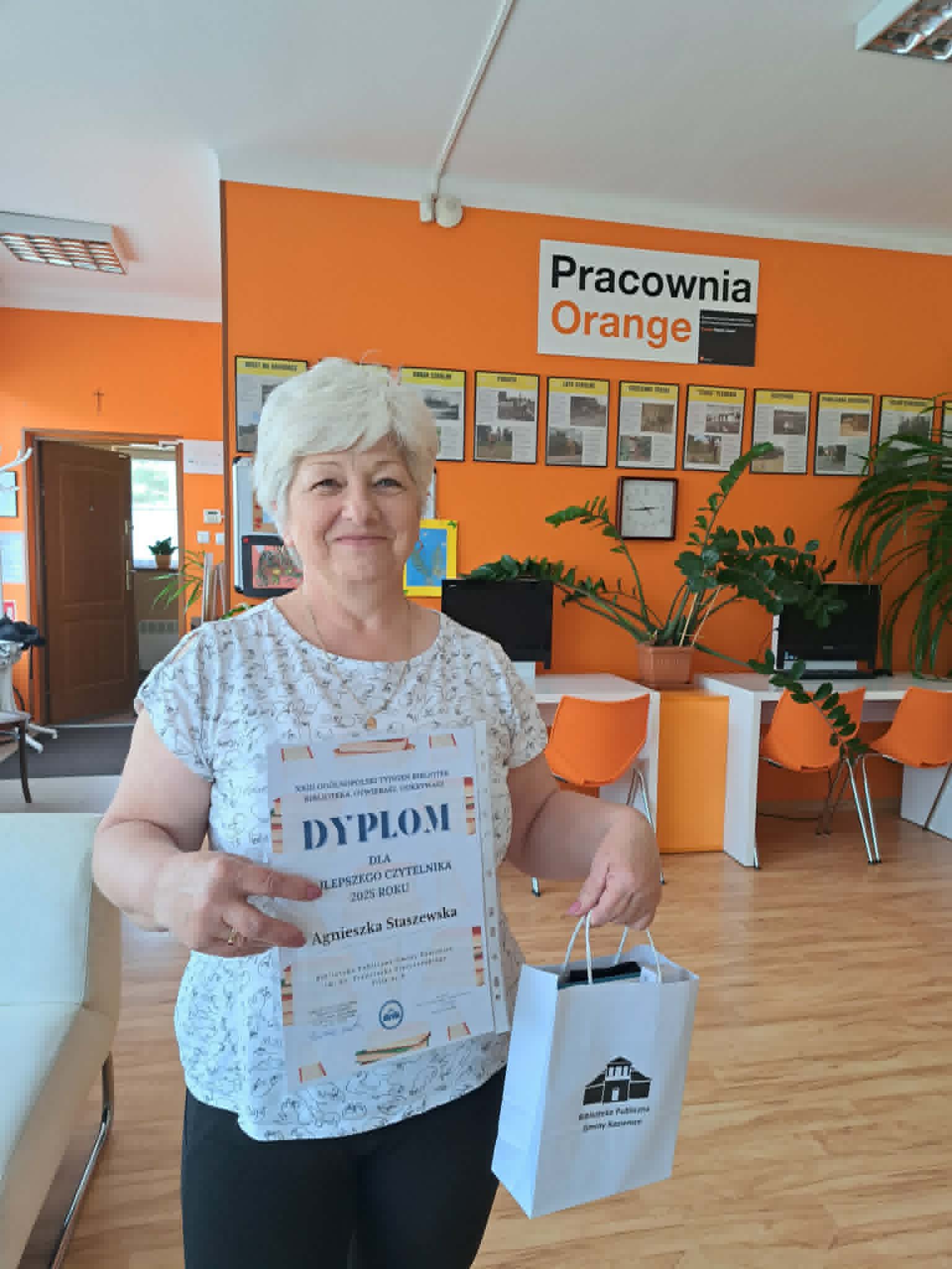 Kobieta trzymająca nagrodę