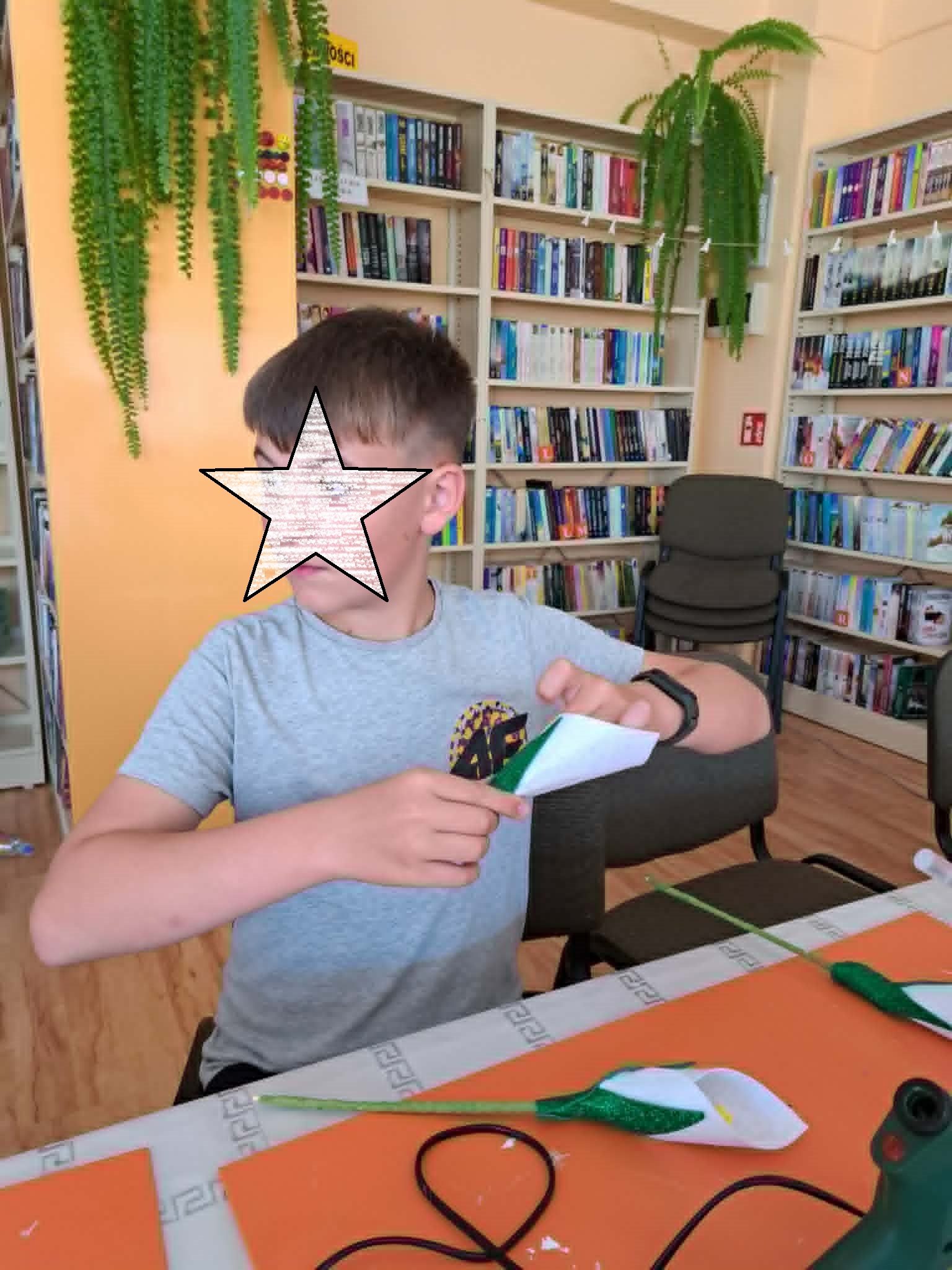 dziecko tworzy kwiaty dla mamy
