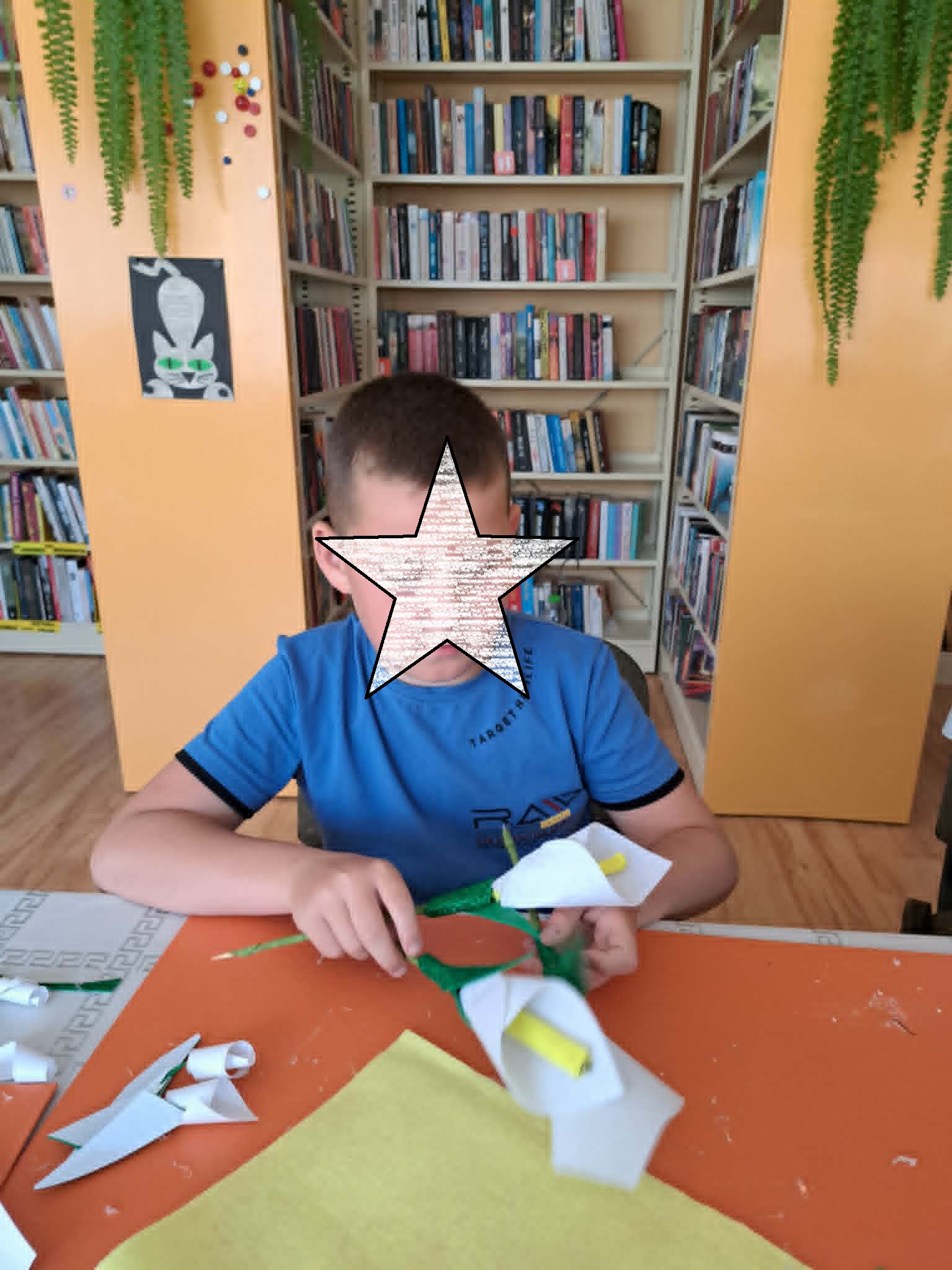 dziecko tworzy kwiaty dla mamy
