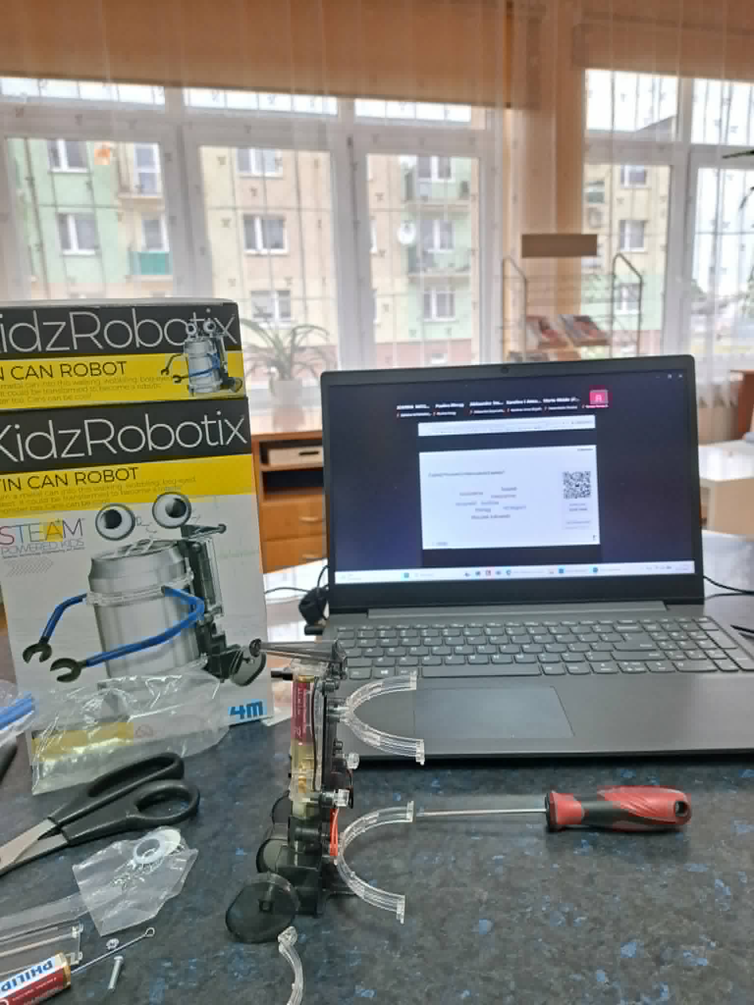 Zdjęcie przedstawia elementy tworzące robota, tworzonego z zestawu KidzRobotix