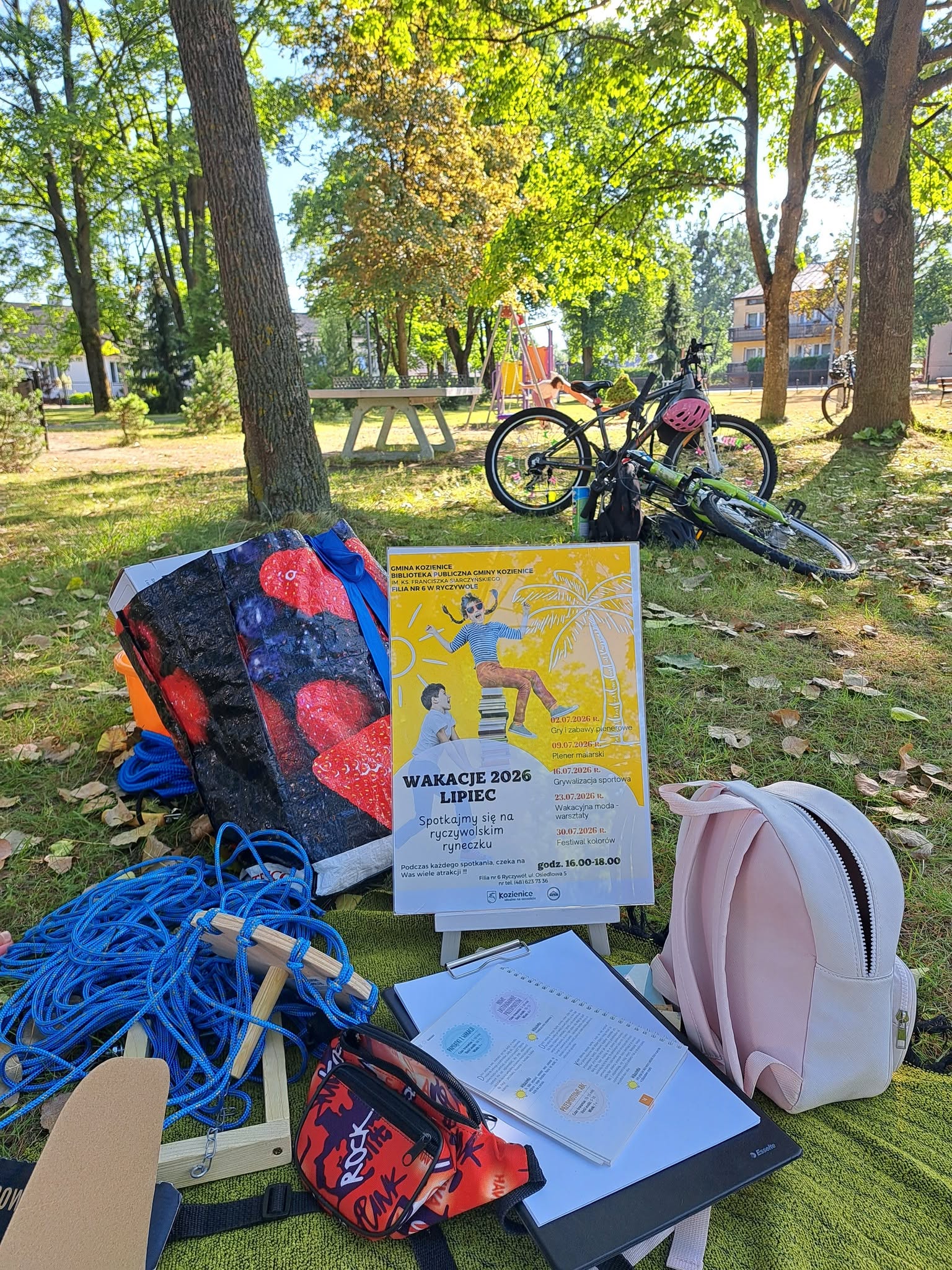 Zdjęcie przedstawia plakat wakacyjny dla dzieci.