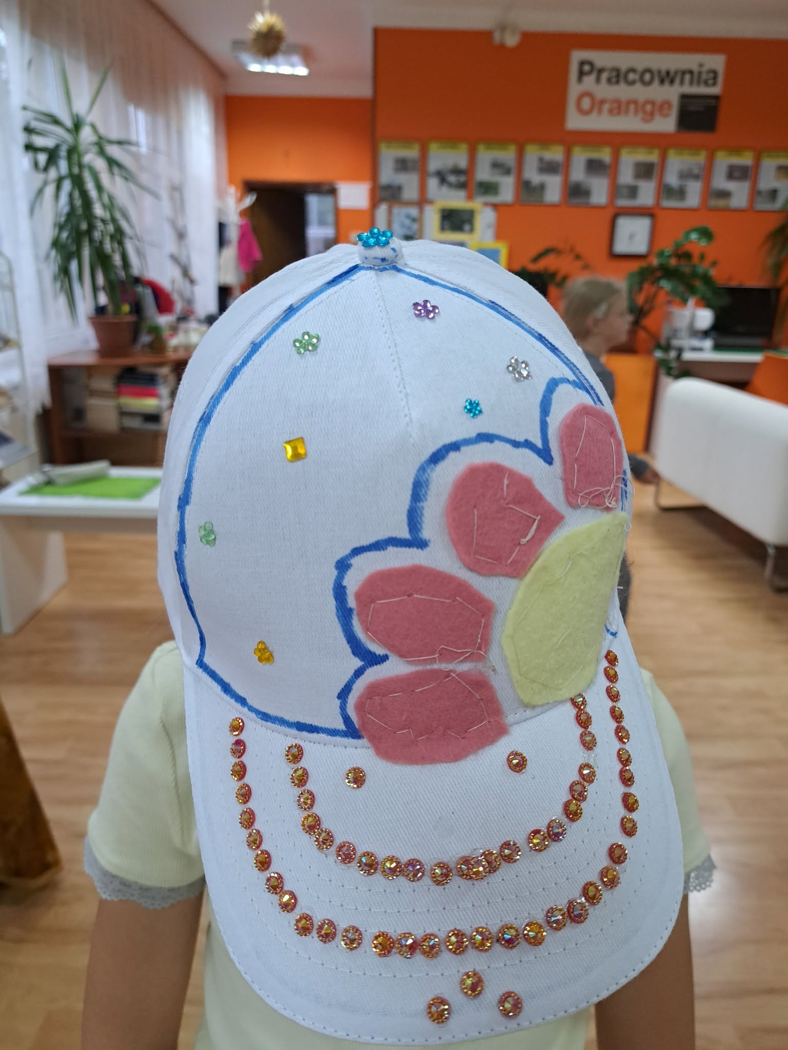 Pomalowana przez dzieci czapeczka.