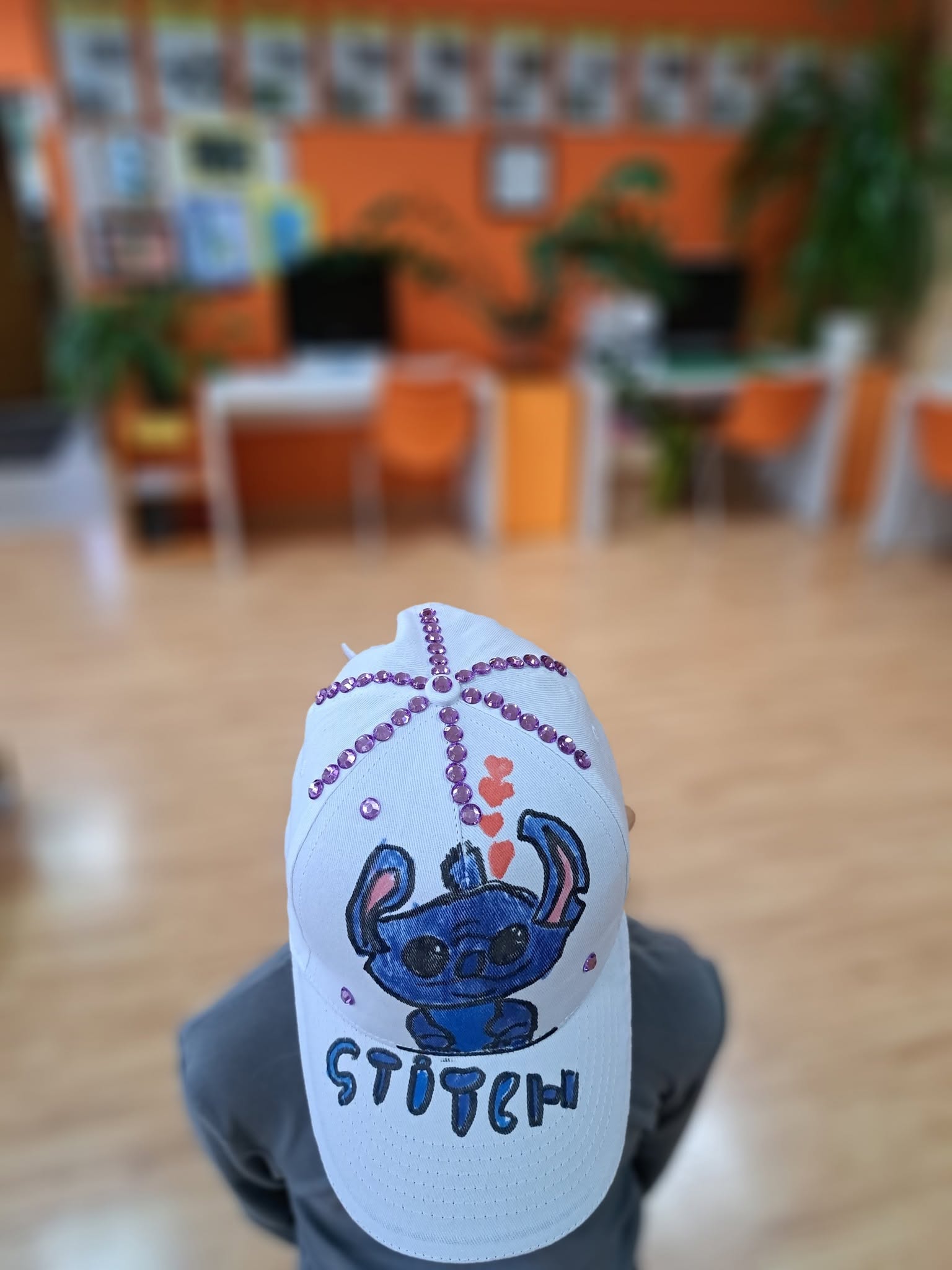 Pomalowana przez dzieci czapeczka.