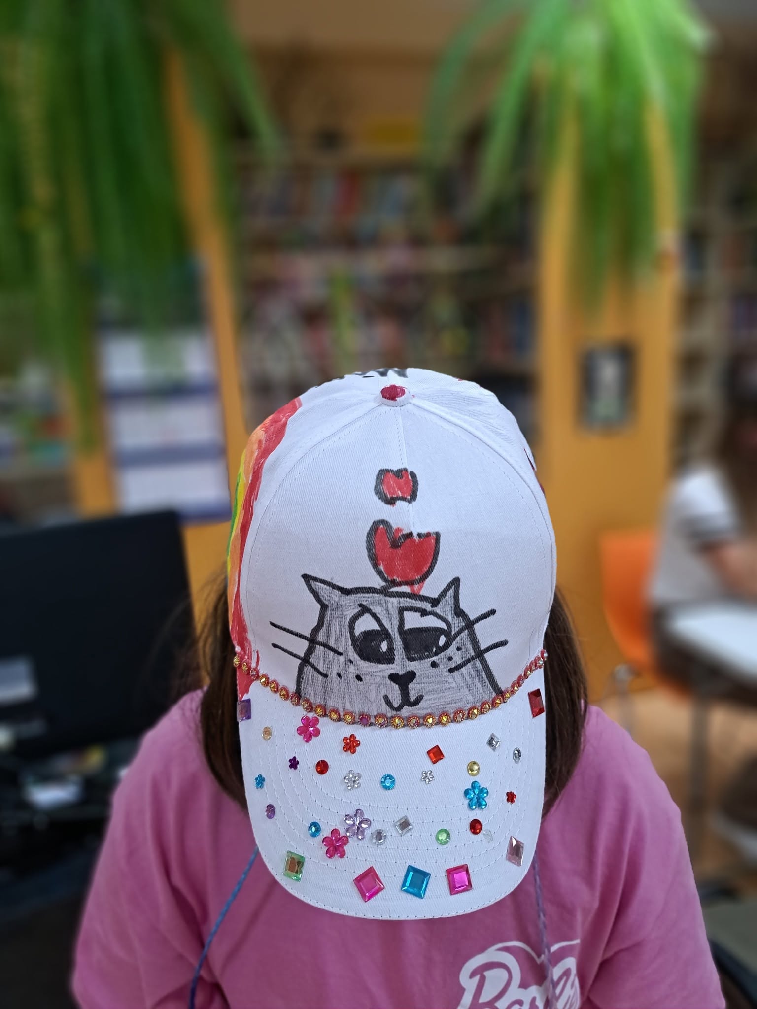 Pomalowana przez dzieci czapeczka.