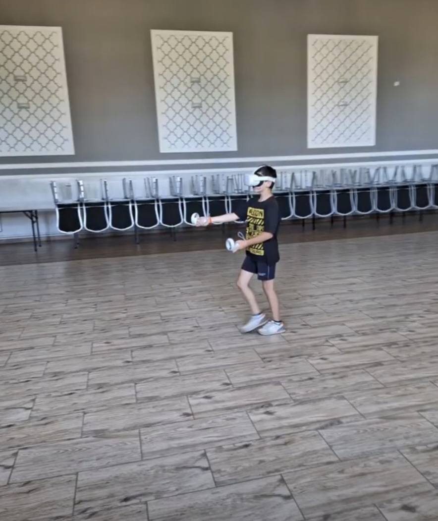 Uczestnik warsztatów podczas używania gogli VR.