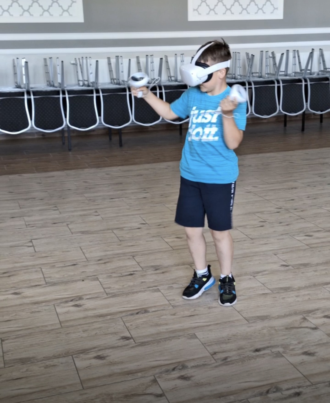 Uczestnik warsztatów podczas używania gogli VR.