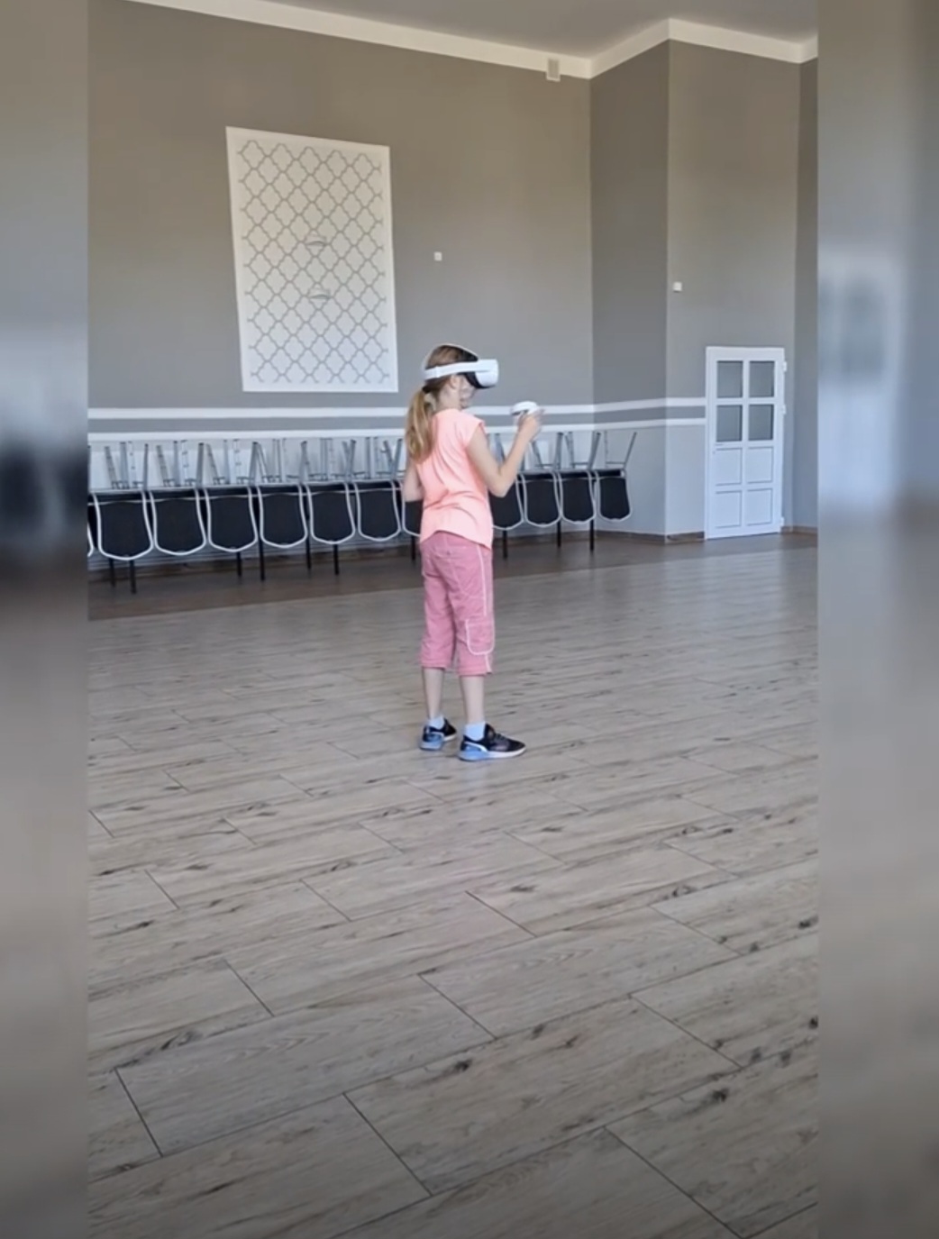 Uczestniczka warsztatów podczas używania gogli VR.