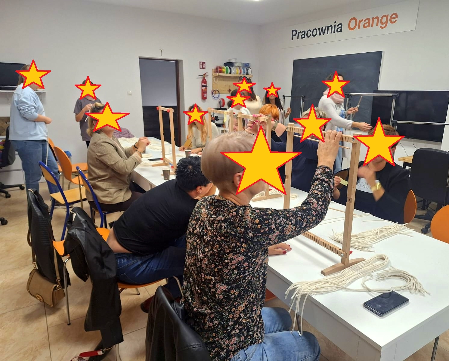 Uczestnicy warsztatów podczas tworzenia makramy.