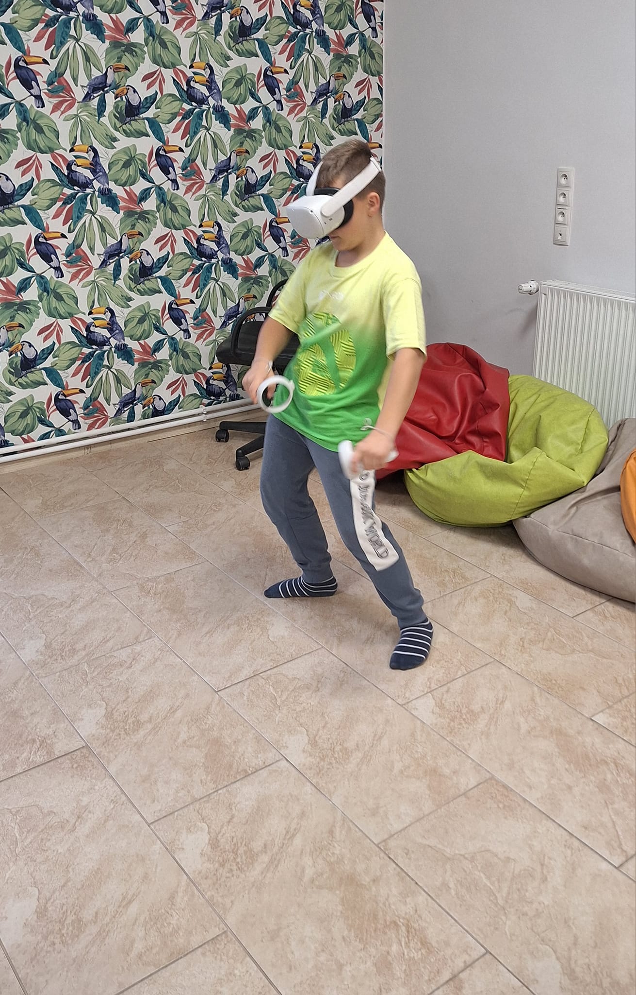 Chłopiec podczas używania gogli.