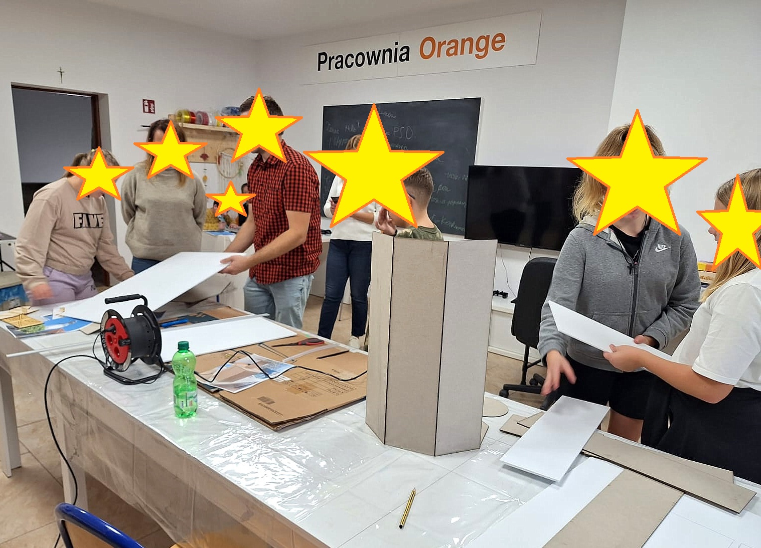 Grupa dzieci podczas budowania wieży.