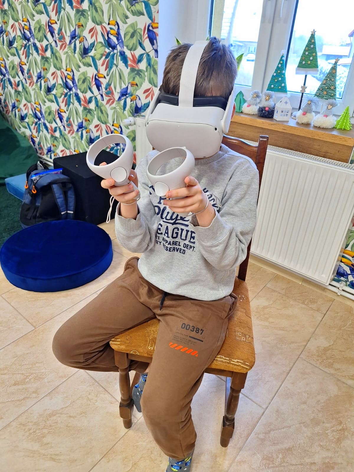 Chłopiec w okularach VR.