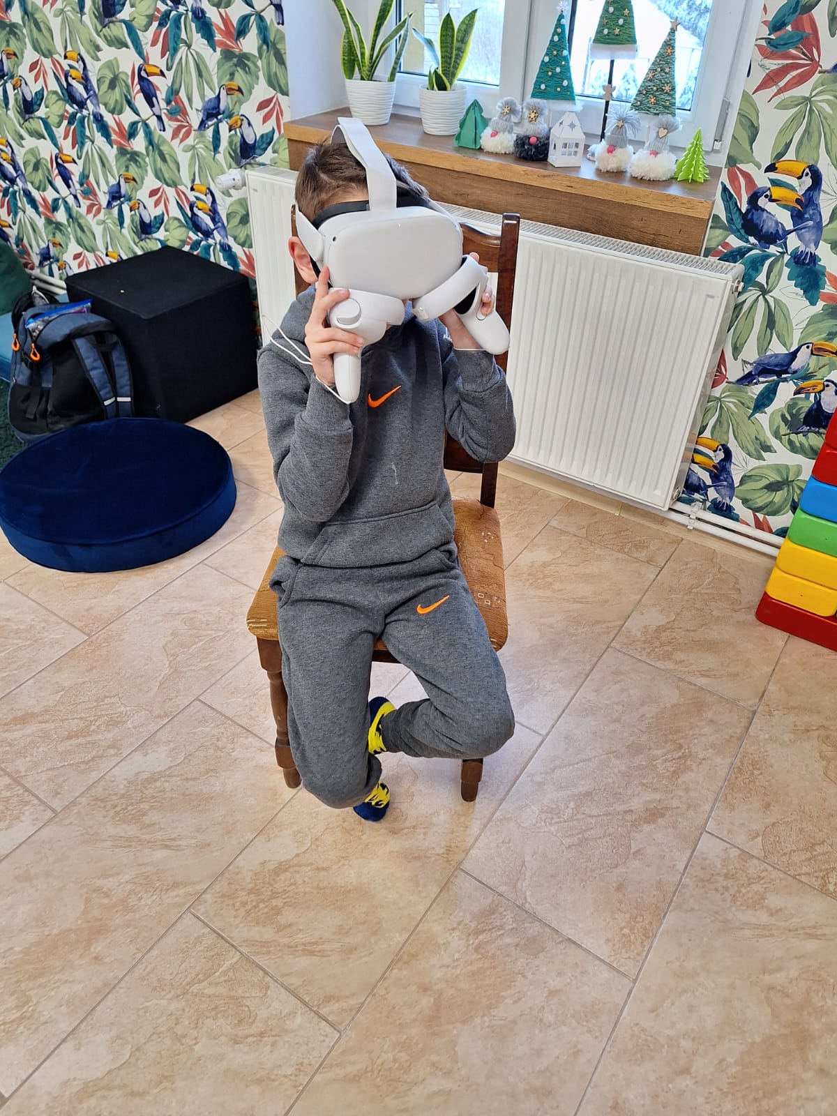 Chłopiec w okularach VR.