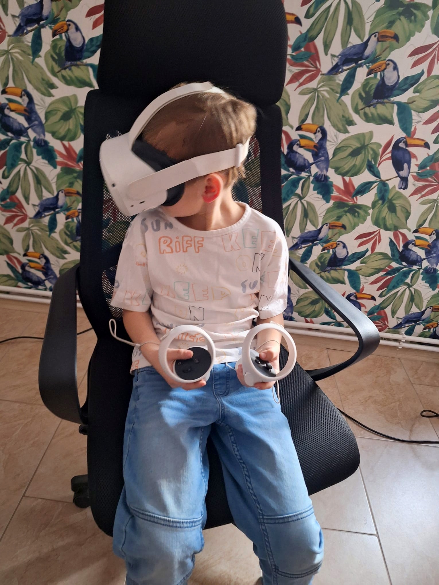Chłopiec w goglach VR.