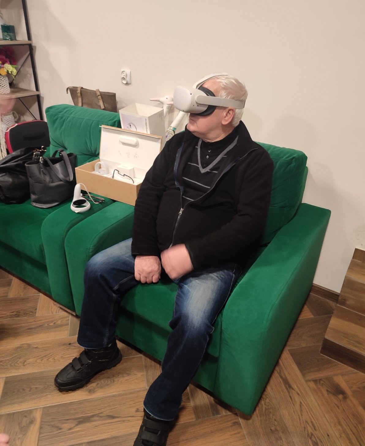 Starsza kobieta w goglach VR.