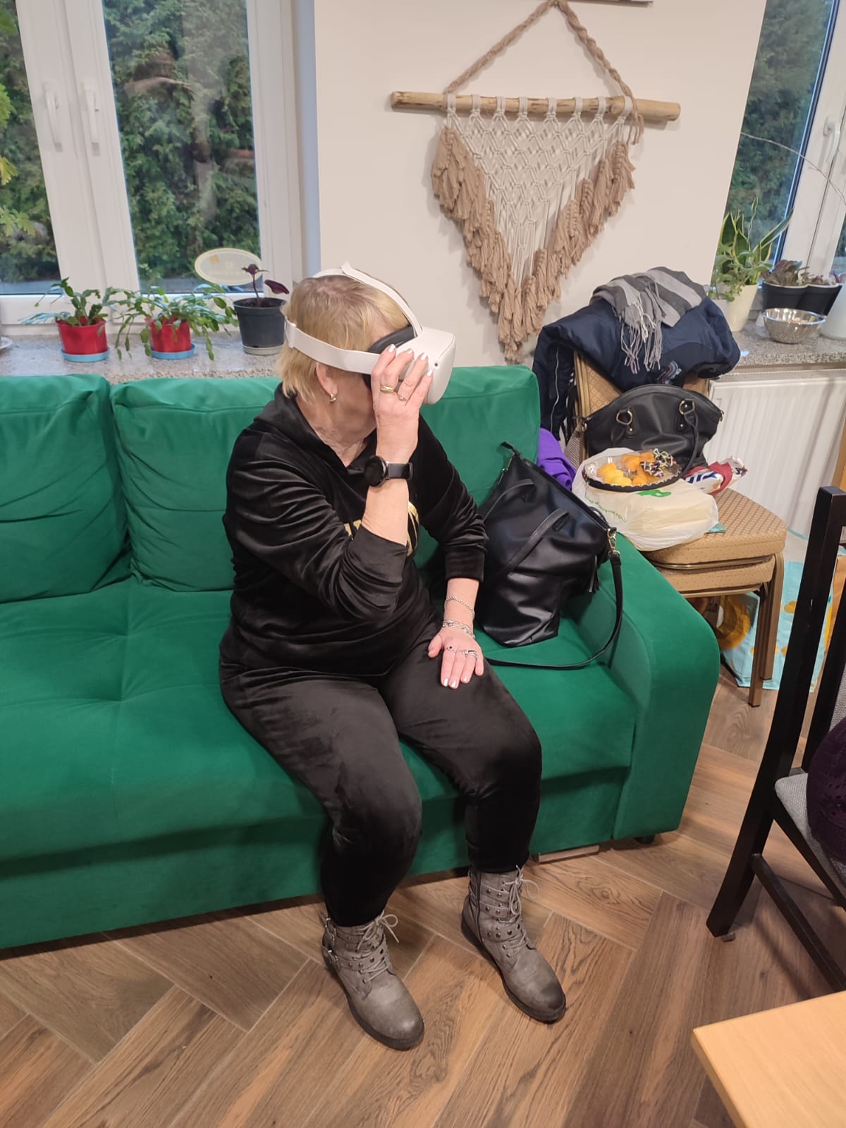 Starsza kobieta w goglach VR.