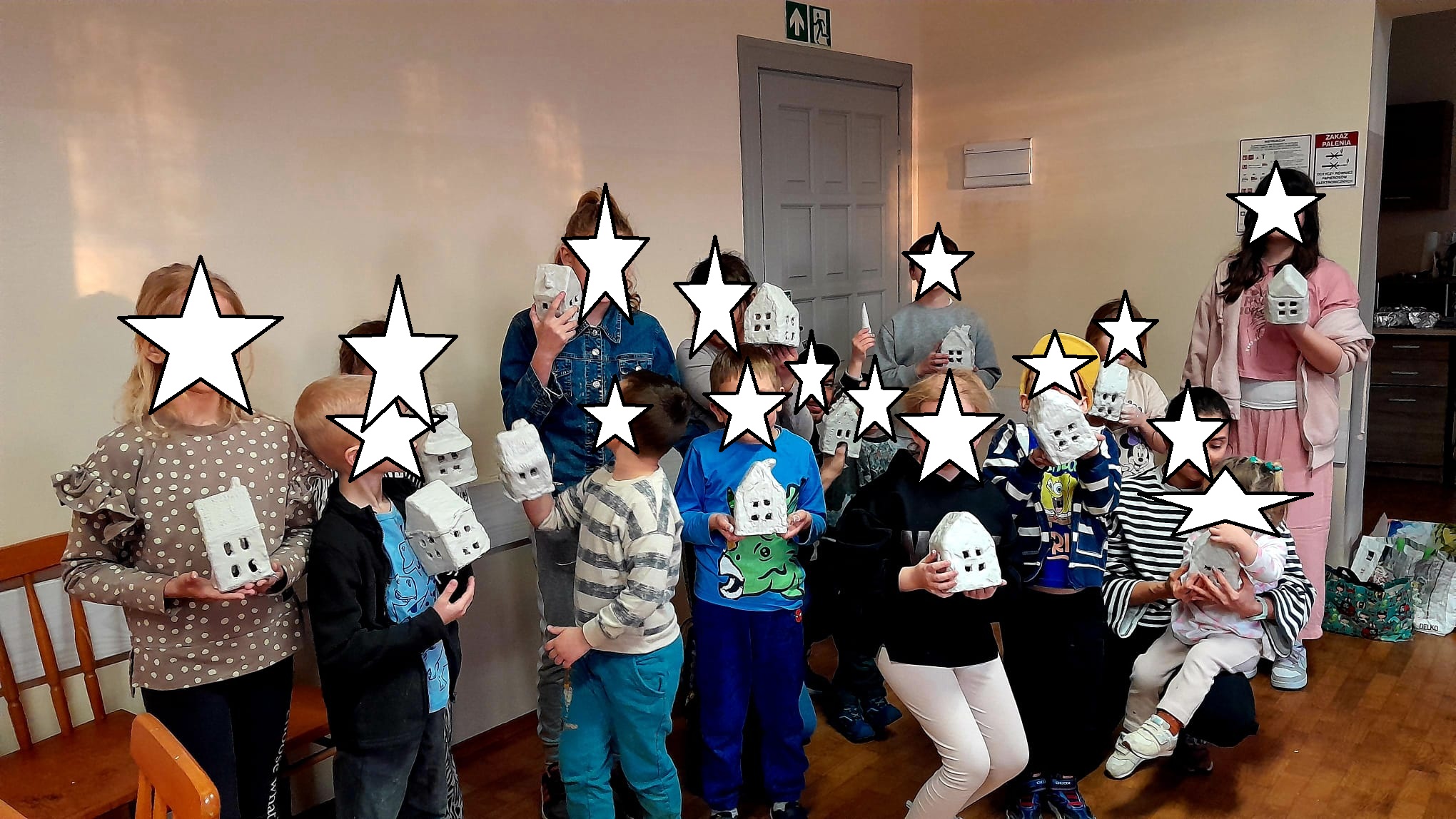 Dzieci pozują ze stworzonymi lampionami.