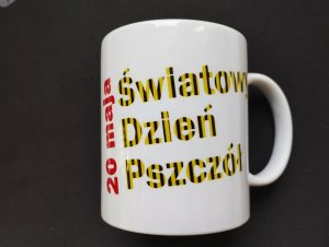 kubek z napisem 20 maja światowy dzień pszczół