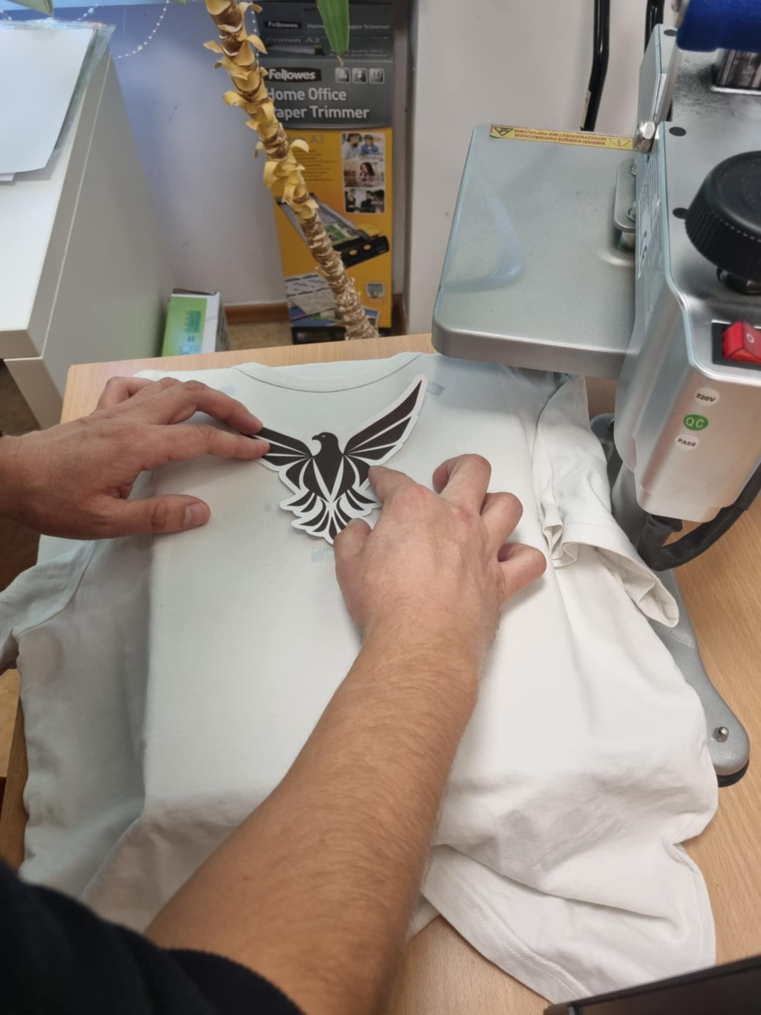 zdjęcie rąk nakładających nadruk z orłem