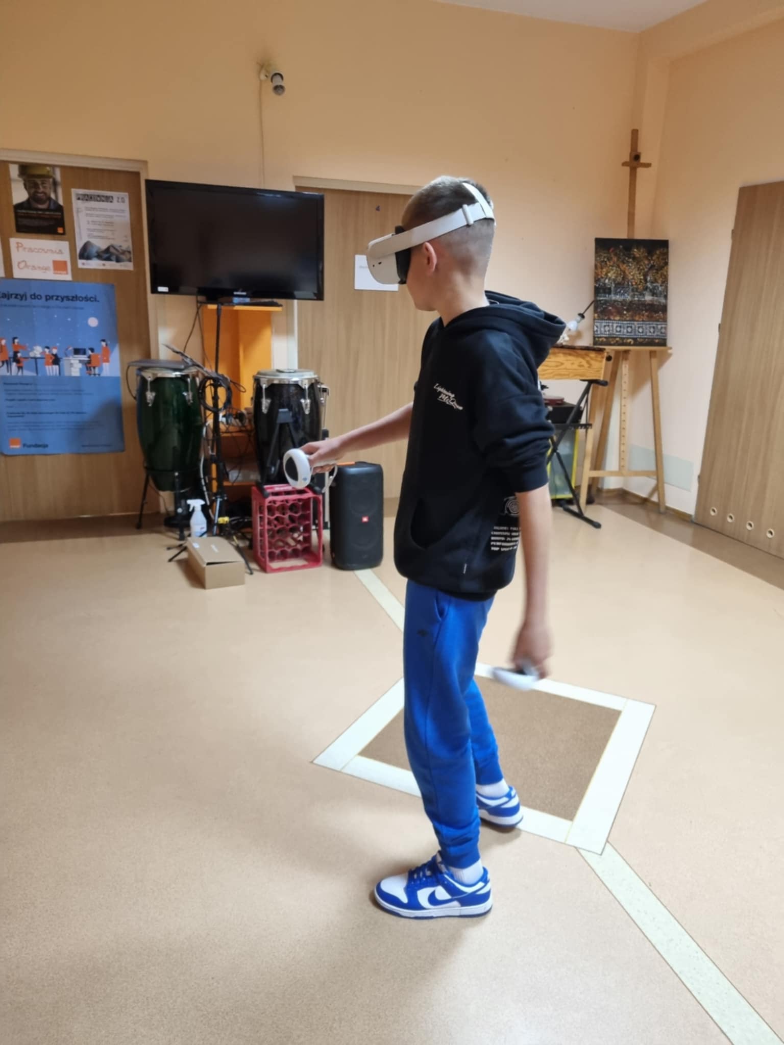 Chłopiec z goglami VR na głowie