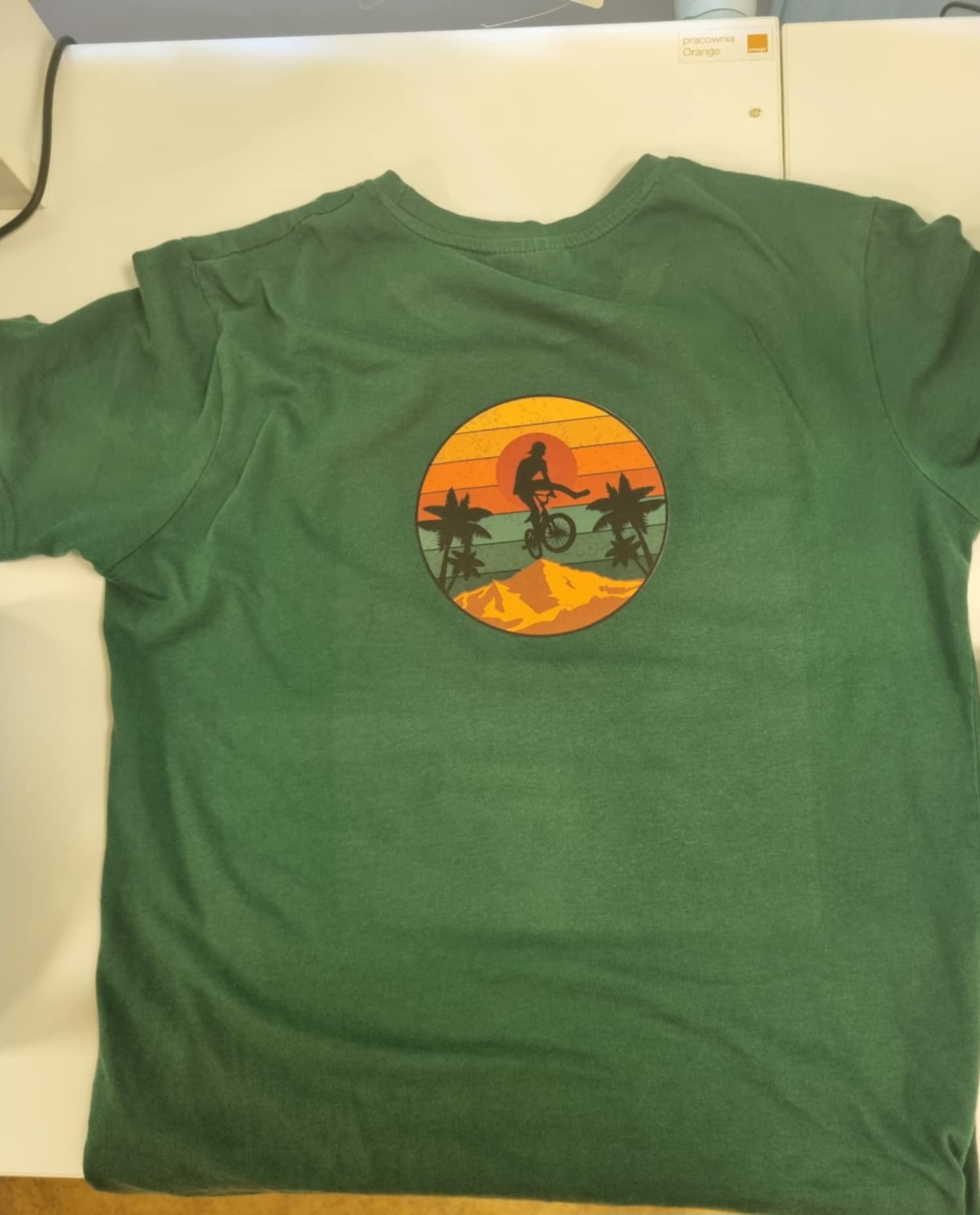 Koszulka z nadrukiem rowerzysty i palm