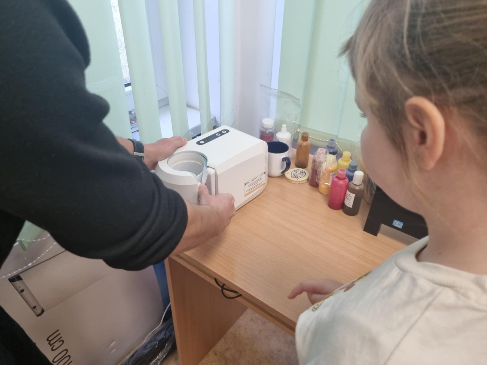 na zdjęciu dziewczynka przy maszynie do sublimacji