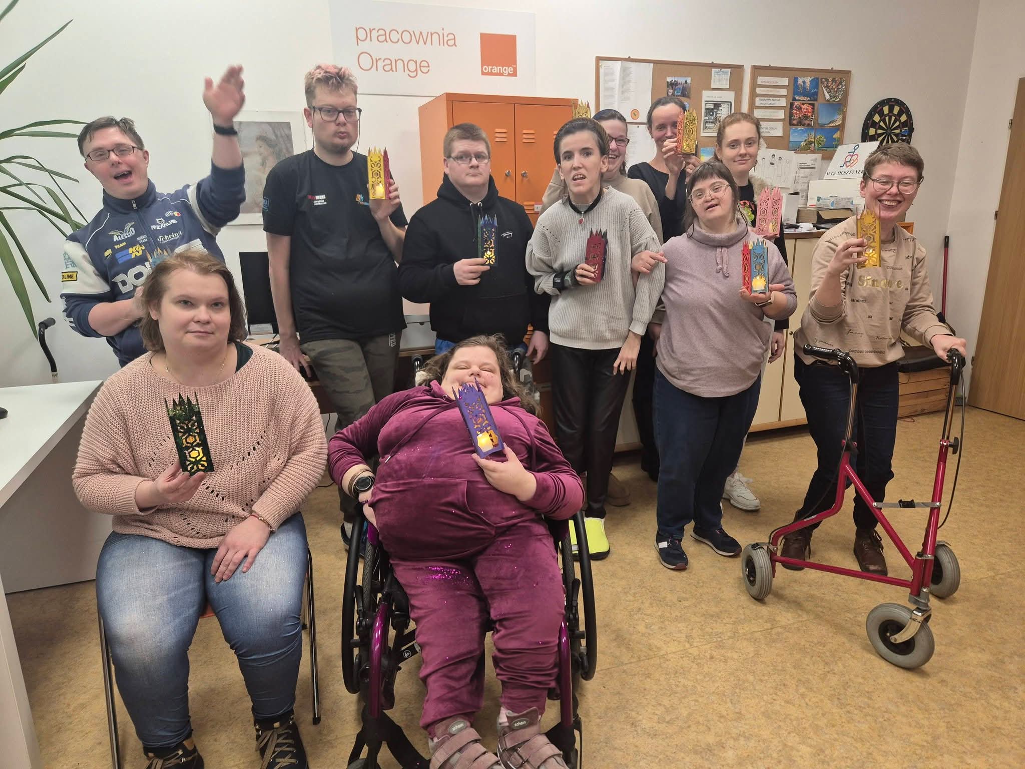 Prezentacja gotowych lampionów przez uczestników WTZ w Olsztynku