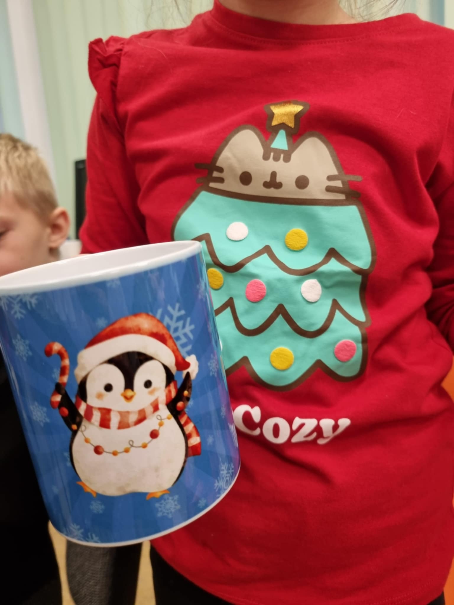 na zdjęciu gotowy kubek z świątecznym nadrukiem pingwinka