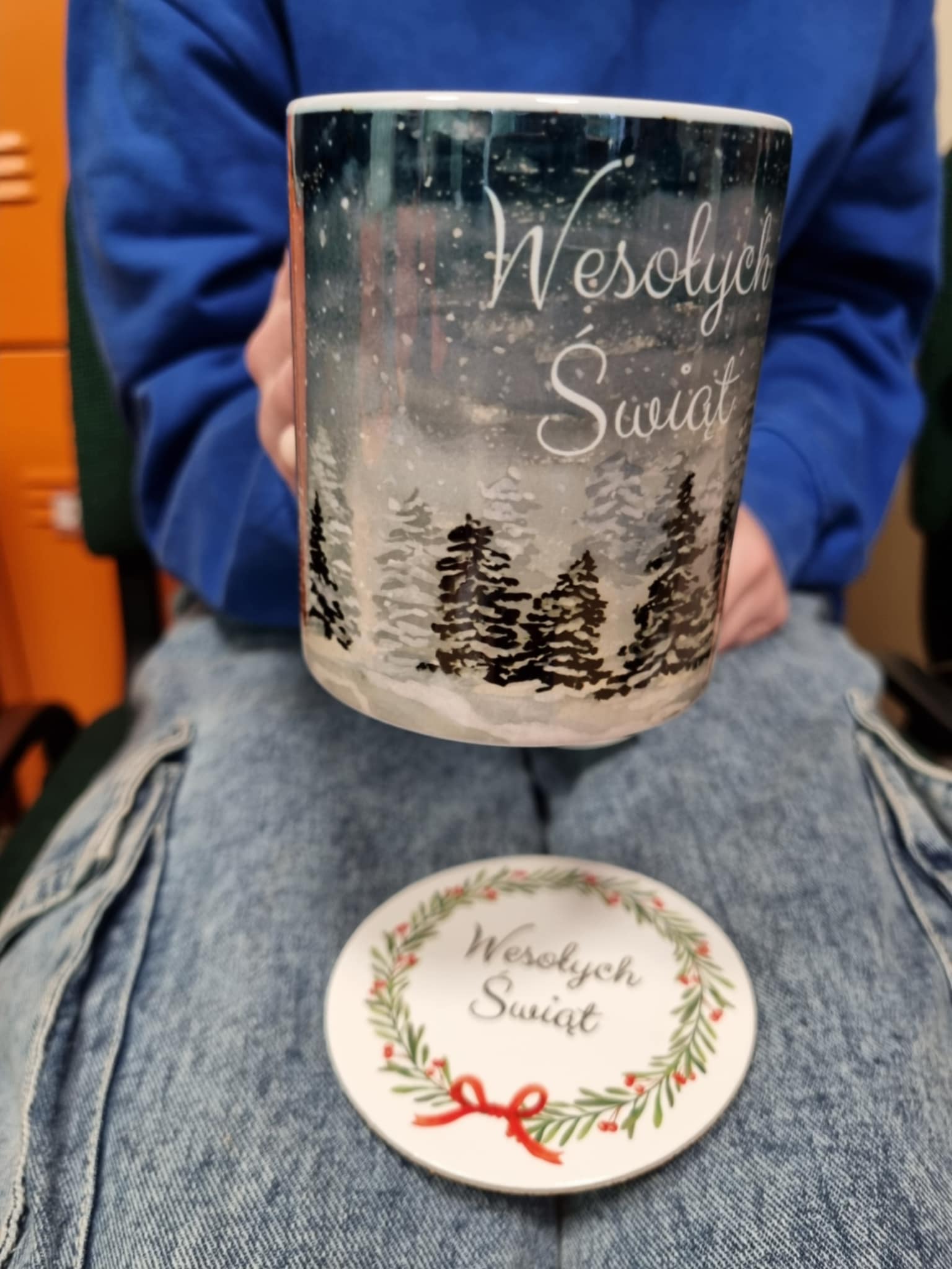 Kubek z nadrukiem oraz ozdobna podstawka