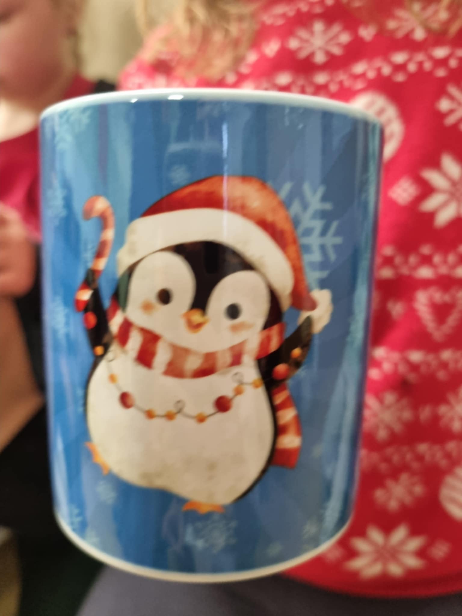 na zdjęciu gotowy kubek z świątecznym nadrukiem pingwinka