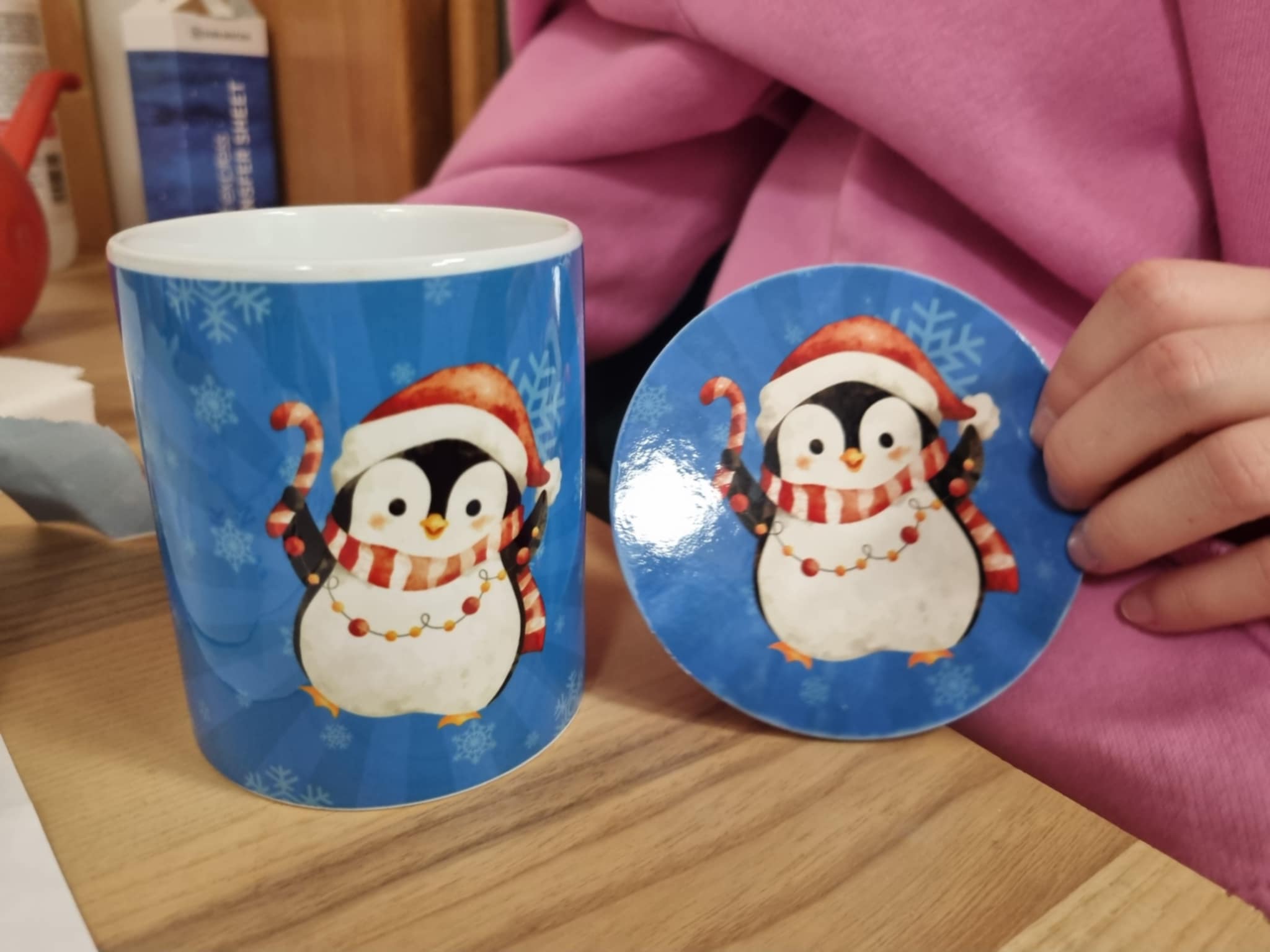 na zdjęciu kubek z pasującą podkładką